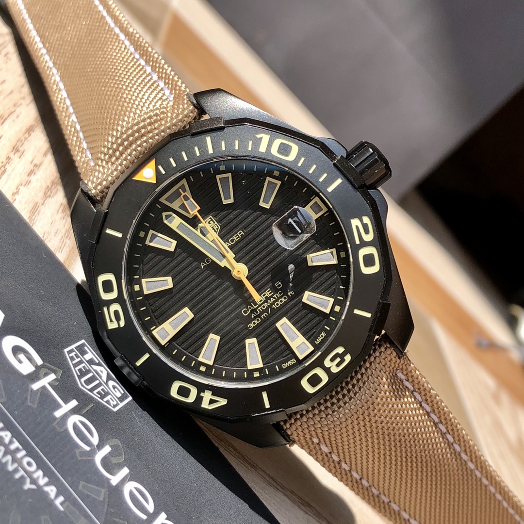 批💰1500配盒
新款高颜值有货，Original Tagheuer,泰格豪雅竞潜系列专柜16500。 ~43mm表径，蓝宝石镜面，超强夜光指针，原装瑞士机芯，支持拆机验货，超高难度精钢拉丝工艺无法仿制，一表一码配吊牌，专柜同步！全新全套出！