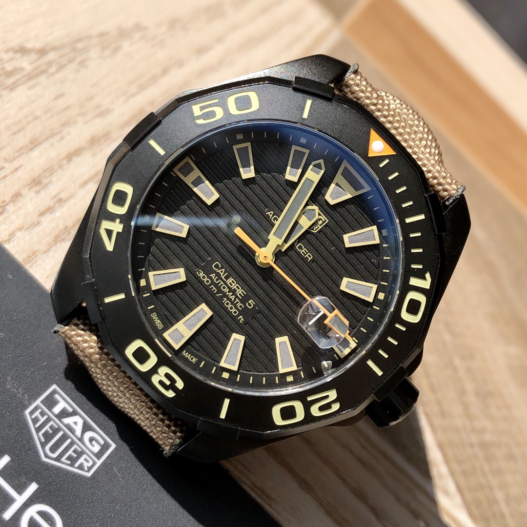 批💰1500配盒
新款高颜值有货，Original Tagheuer,泰格豪雅竞潜系列专柜16500。 ~43mm表径，蓝宝石镜面，超强夜光指针，原装瑞士机芯，支持拆机验货，超高难度精钢拉丝工艺无法仿制，一表一码配吊牌，专柜同步！全新全套出！