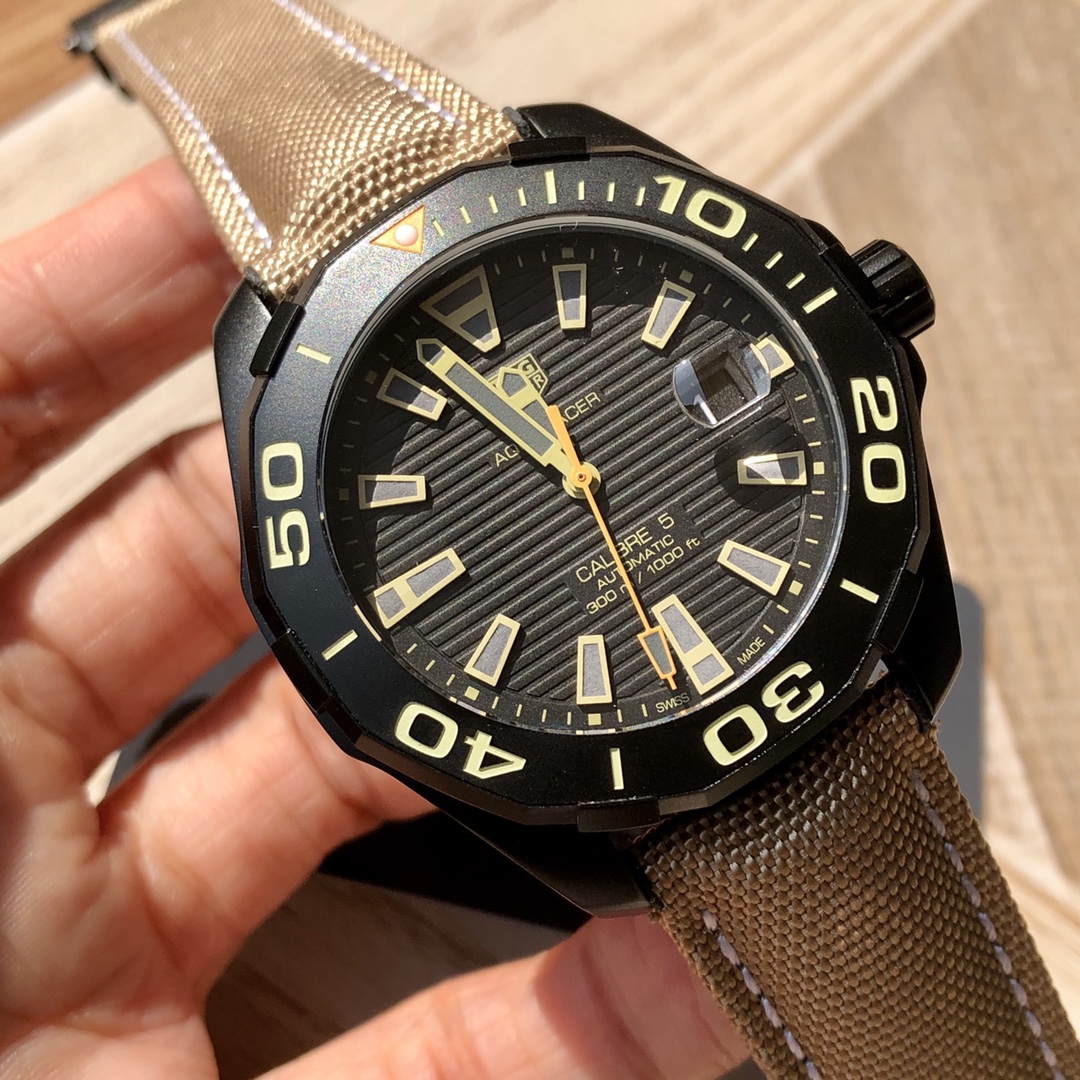 批💰1500配盒
新款高颜值有货，Original Tagheuer,泰格豪雅竞潜系列专柜16500。 ~43mm表径，蓝宝石镜面，超强夜光指针，原装瑞士机芯，支持拆机验货，超高难度精钢拉丝工艺无法仿制，一表一码配吊牌，专柜同步！全新全套出！