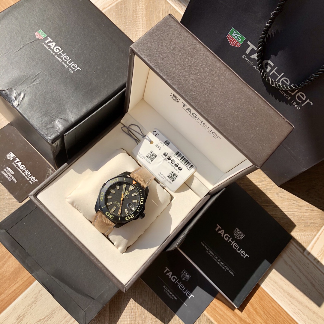 批💰1500配盒
新款高颜值有货，Original Tagheuer,泰格豪雅竞潜系列专柜16500。 ~43mm表径，蓝宝石镜面，超强夜光指针，原装瑞士机芯，支持拆机验货，超高难度精钢拉丝工艺无法仿制，一表一码配吊牌，专柜同步！全新全套出！