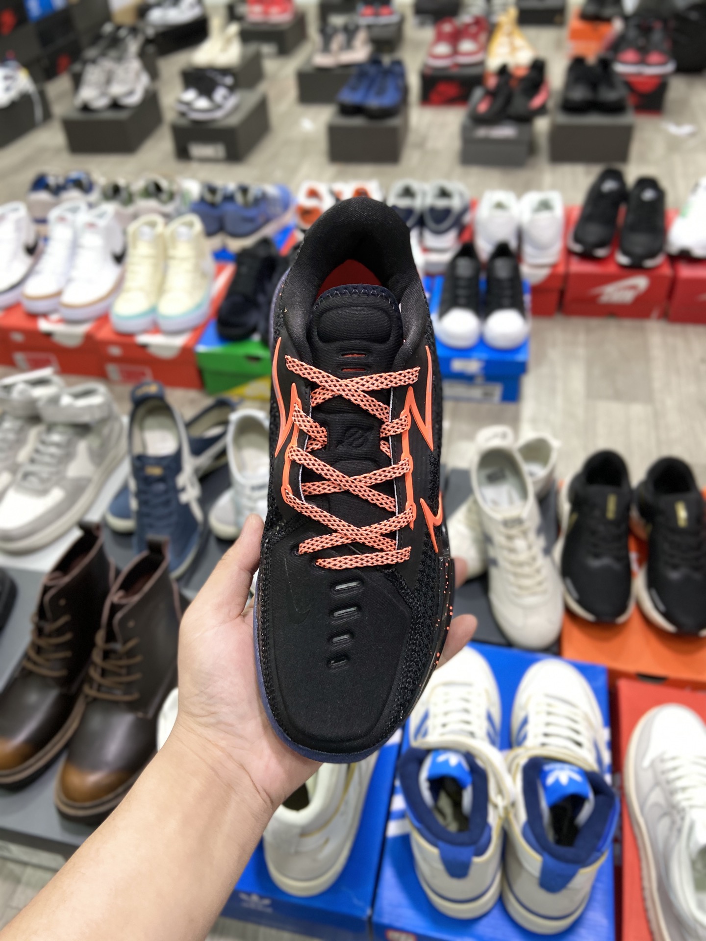 240 耐克Nike Air Zoom G.T.Cut男女篮球鞋 G.T. Cut专为力求在场上大展身手的篮球运动员打造，助力他们运用出色球技为自己和队友创造空间DM2826-001