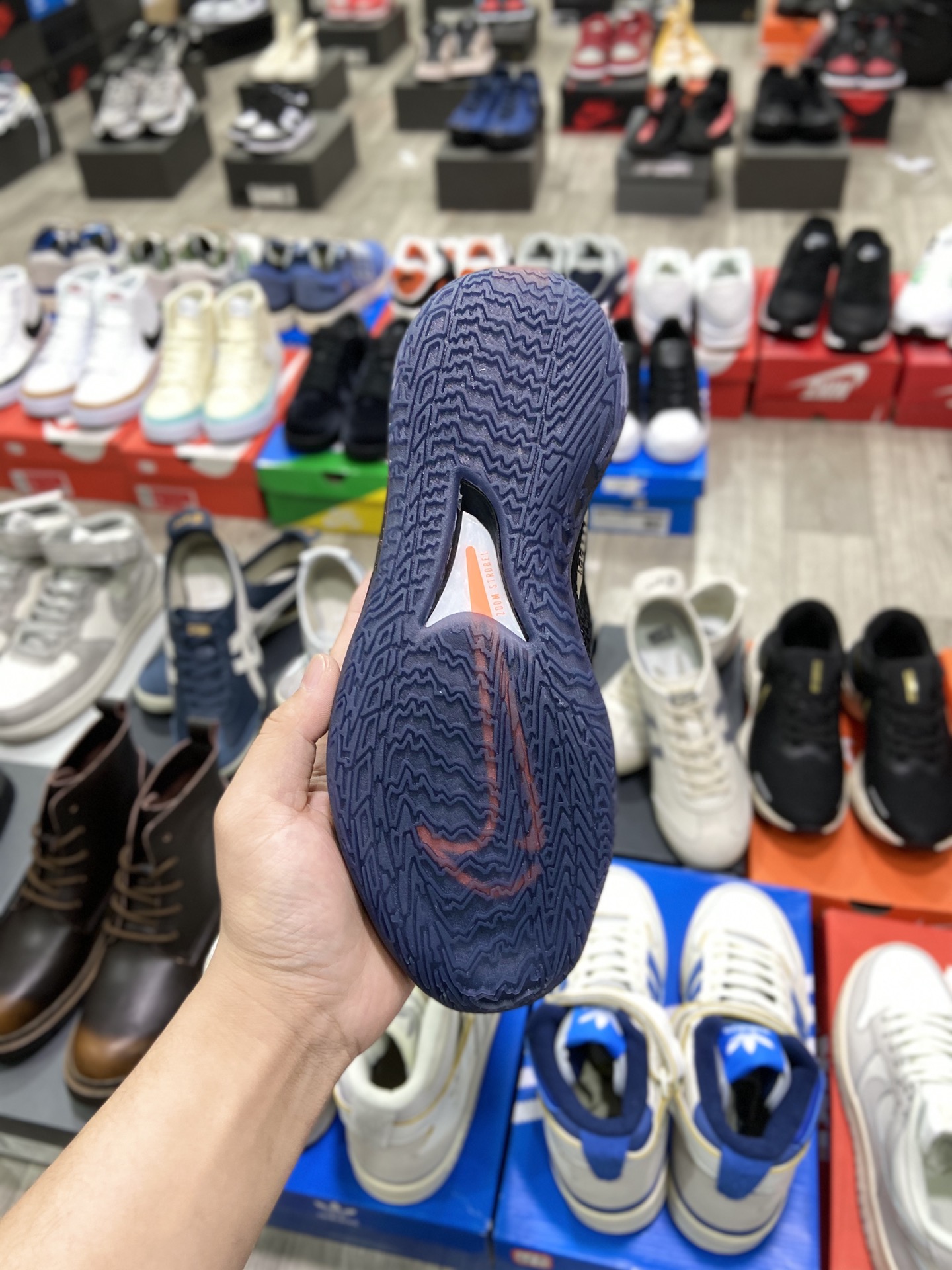 240 耐克Nike Air Zoom G.T.Cut男女篮球鞋 G.T. Cut专为力求在场上大展身手的篮球运动员打造，助力他们运用出色球技为自己和队友创造空间DM2826-001