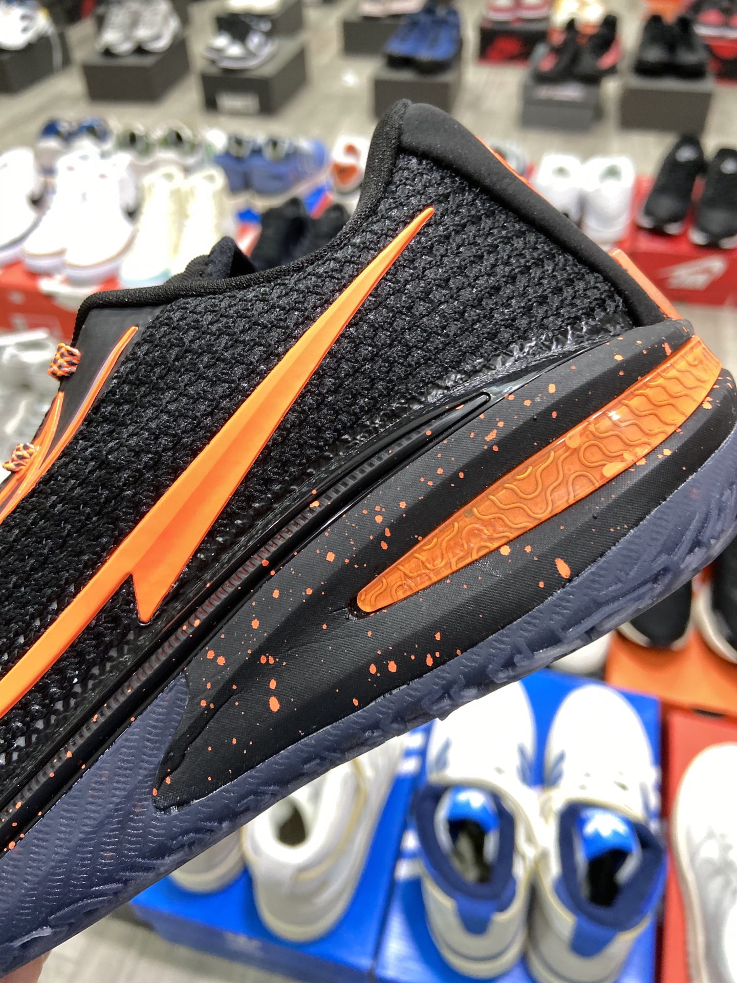 240 耐克Nike Air Zoom G.T.Cut男女篮球鞋 G.T. Cut专为力求在场上大展身手的篮球运动员打造，助力他们运用出色球技为自己和队友创造空间DM2826-001