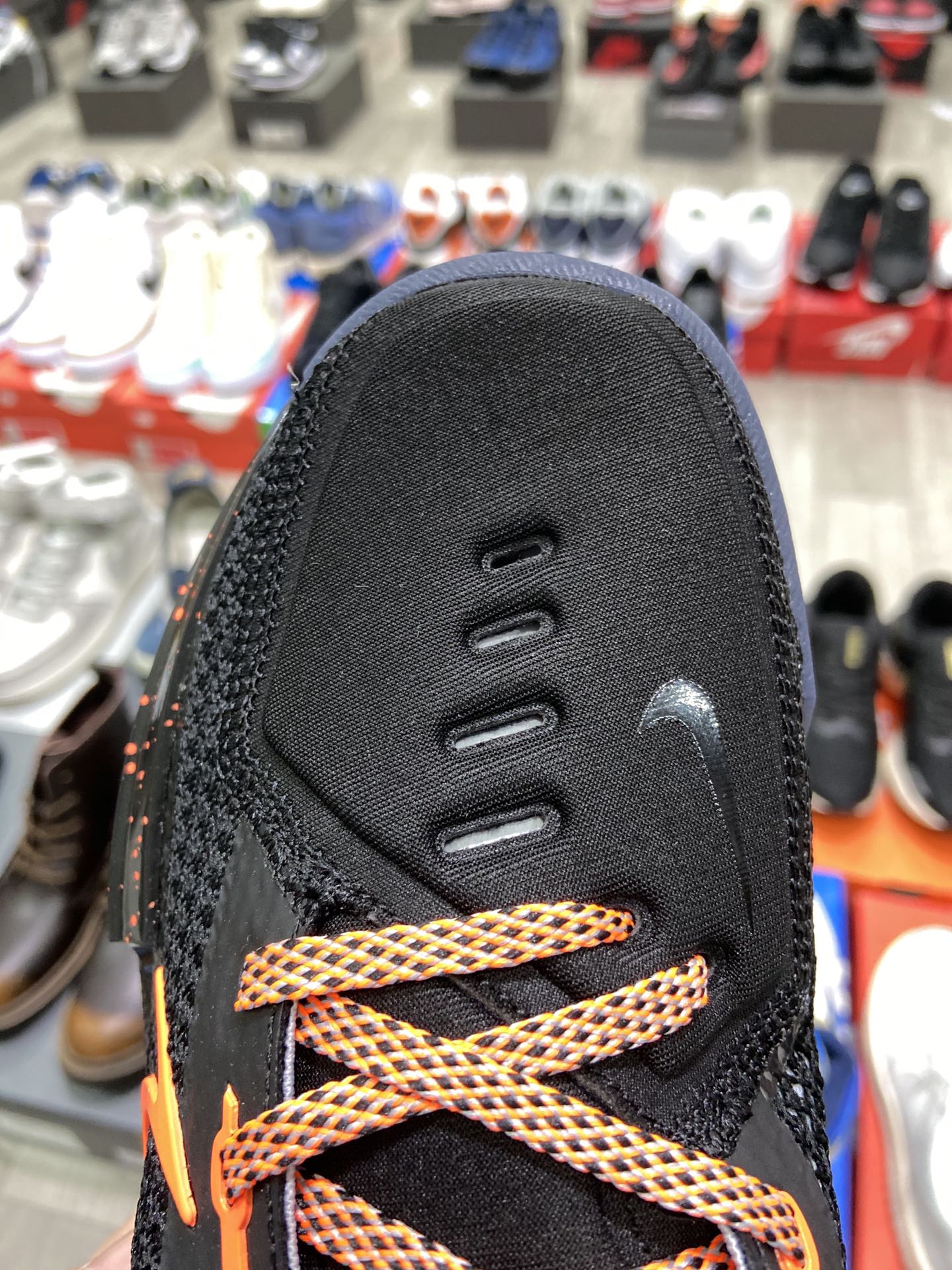 240 耐克Nike Air Zoom G.T.Cut男女篮球鞋 G.T. Cut专为力求在场上大展身手的篮球运动员打造，助力他们运用出色球技为自己和队友创造空间DM2826-001