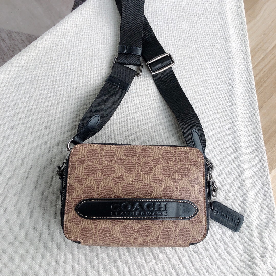 Coach 款号： C2610 极简随身相机包 Charter 专为年轻潮流冒险者打造 旅行 日常 通勤搭配都很好上身 包包虽小