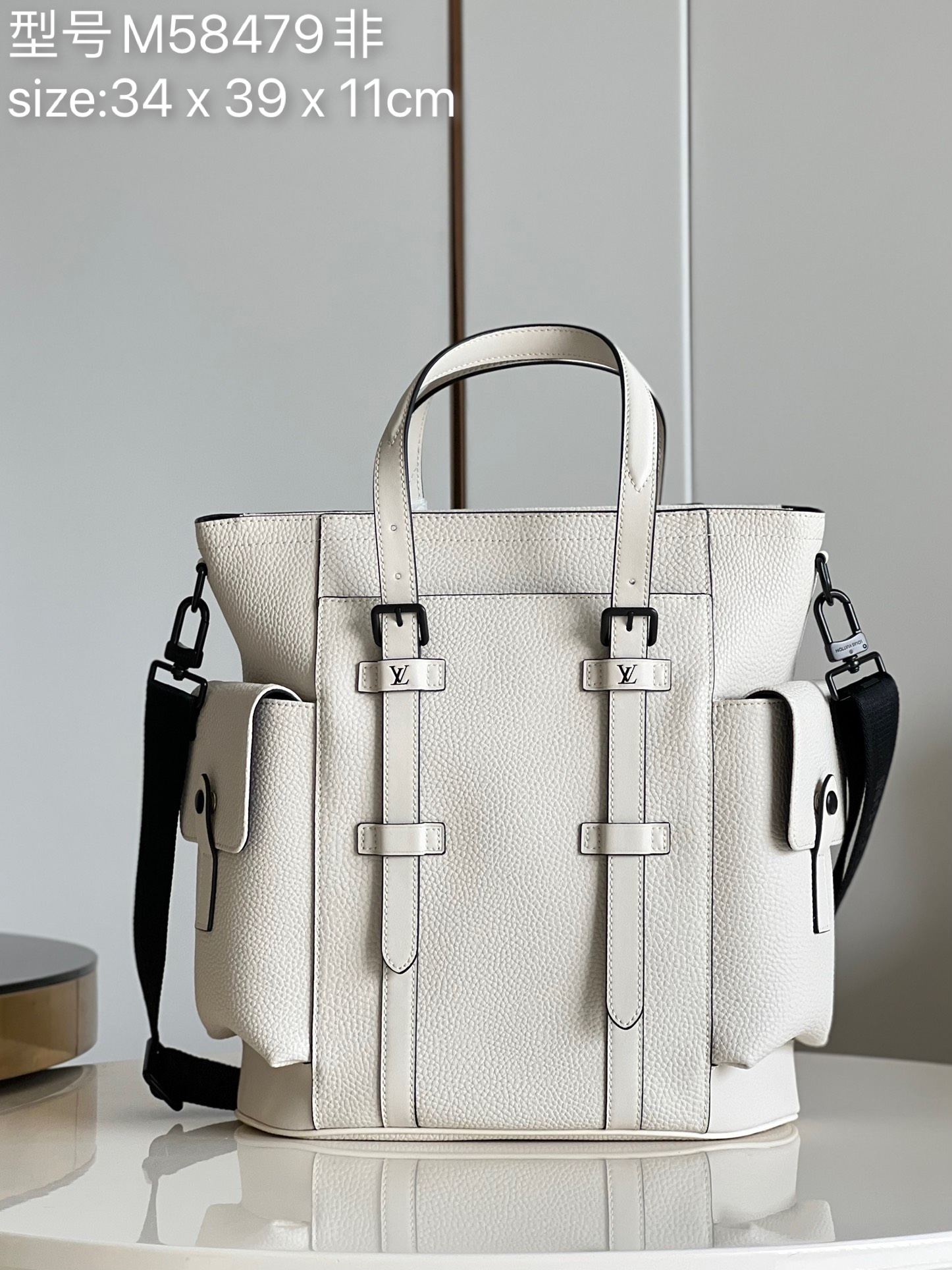 NO:401220,[Exclusive real photo of M58479 white] Christopher Tote handbag inherits the outdoor spirit of Louis Vuitton classic Christopher backpack, blending grain and silky Taurillon leather and contemporary textured metal parts, with spacious main compartment and snap side pockets. LV logo straps are easy to carry. Detailed features 34 x 39 x 11 cm z.870 [Warm reminder that this tote is too big and does not fit in the packaging!  】,LV【Original Factory】,louis vuitton,louis vuitton19860909【独家实拍M58479白】Christopher Tote 手袋承袭路易威登经典 Christopher 双肩包的户外精神,融合粒面及丝滑 Taurillon 皮革和当代质感金属件,设有宽敞主隔层和按扣侧袋.LV 标识肩带实现轻松背携.详细特征34 x 39 x 11 厘米 z.870【温馨提示此款托特太大,不配包装！】,LV【原厂皮】,louis vuitton,louis vuitton,Bag
