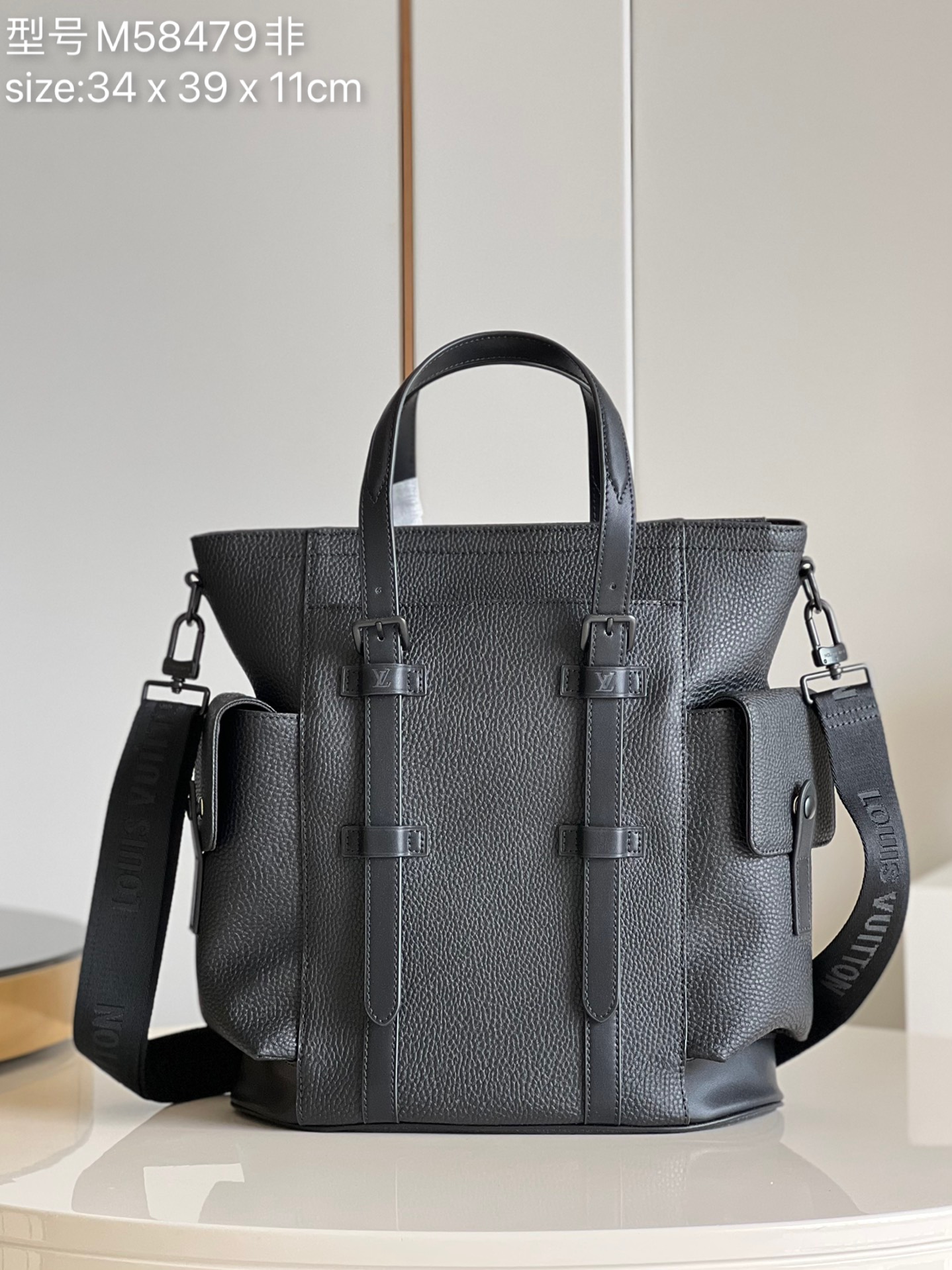 NO:398036,【Exclusive real photo M58479 black】Christopher Tote handbag inherits the outdoor spirit of Louis Vuitton classic Christopher backpack, blending grain and silky Taurillon leather and contemporary textured metal parts, with spacious main compartment and snap side pockets. LV logo straps are easy to carry. Detailed features 34 x 39 x 11 cm z.870【Warm reminder that this tote is too big and does not fit in packaging!  】,LV【Original Factory】,louis vuitton,louis vuitton19860909【独家实拍M58479黑】Christopher Tote 手袋承袭路易威登经典 Christopher 双肩包的户外精神,融合粒面及丝滑 Taurillon 皮革和当代质感金属件,设有宽敞主隔层和按扣侧袋.LV 标识肩带实现轻松背携.详细特征34 x 39 x 11 厘米 z.870【温馨提示此款托特太大,不配包装！】,LV【原厂皮】,louis vuitton,louis vuitton,Bag