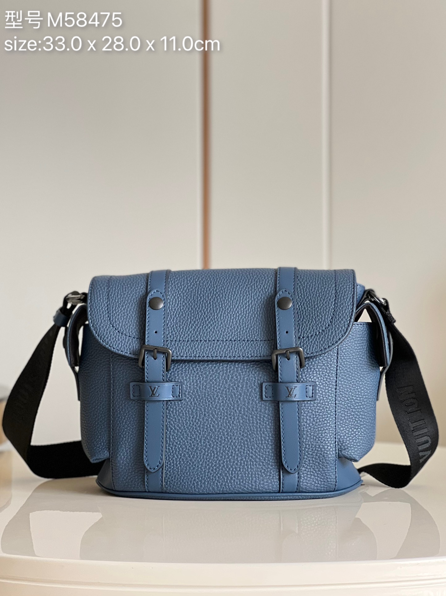 NO:398037,【Exclusive real photo M58475 blue】 Christopher messenger bag is both elegant and practical. This messenger bag is made of classic Monogram Macassar lychee pattern, soft and comfortable, exquisite and elegant, with large internal capacity. The exquisite buckle and accessories can be filled. Size 33.0 x 28.0 x 11.0cm z.770, LV [original leather], louis vuitton19860909【独家实拍M58475蓝】 Christopher 信使包兼具优雅和实用.这款信使包采用经典的Monogram Macassar荔枝纹制作,柔软舒适,精致优雅,内部容量大.精巧的搭扣和配件能充 尺寸33.0 x 28.0 x 11.0cm z.770,LV【原厂皮】,louis vuitton,Bag