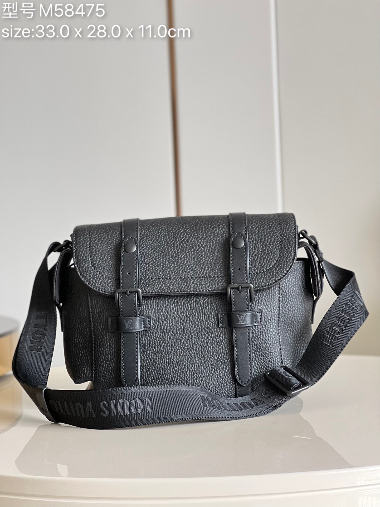 NO:398040,【Exclusive real shot of M58475 black】 Christopher messenger bag is both elegant and practical. This messenger bag is made of classic Monogram Macassar lychee pattern, soft and comfortable, exquisite and elegant, with large internal capacity. The exquisite buckle and accessories can be filled. Size 33.0 x 28.0 x 11.0cm z.770, LV [original leather], louis vuitton19860909【独家实拍M58475黑】 Christopher 信使包兼具优雅和实用.这款信使包采用经典的Monogram Macassar荔枝纹制作,柔软舒适,精致优雅,内部容量大.精巧的搭扣和配件能充 尺寸33.0 x 28.0 x 11.0cm z.770,LV【原厂皮】,louis vuitton,Bag