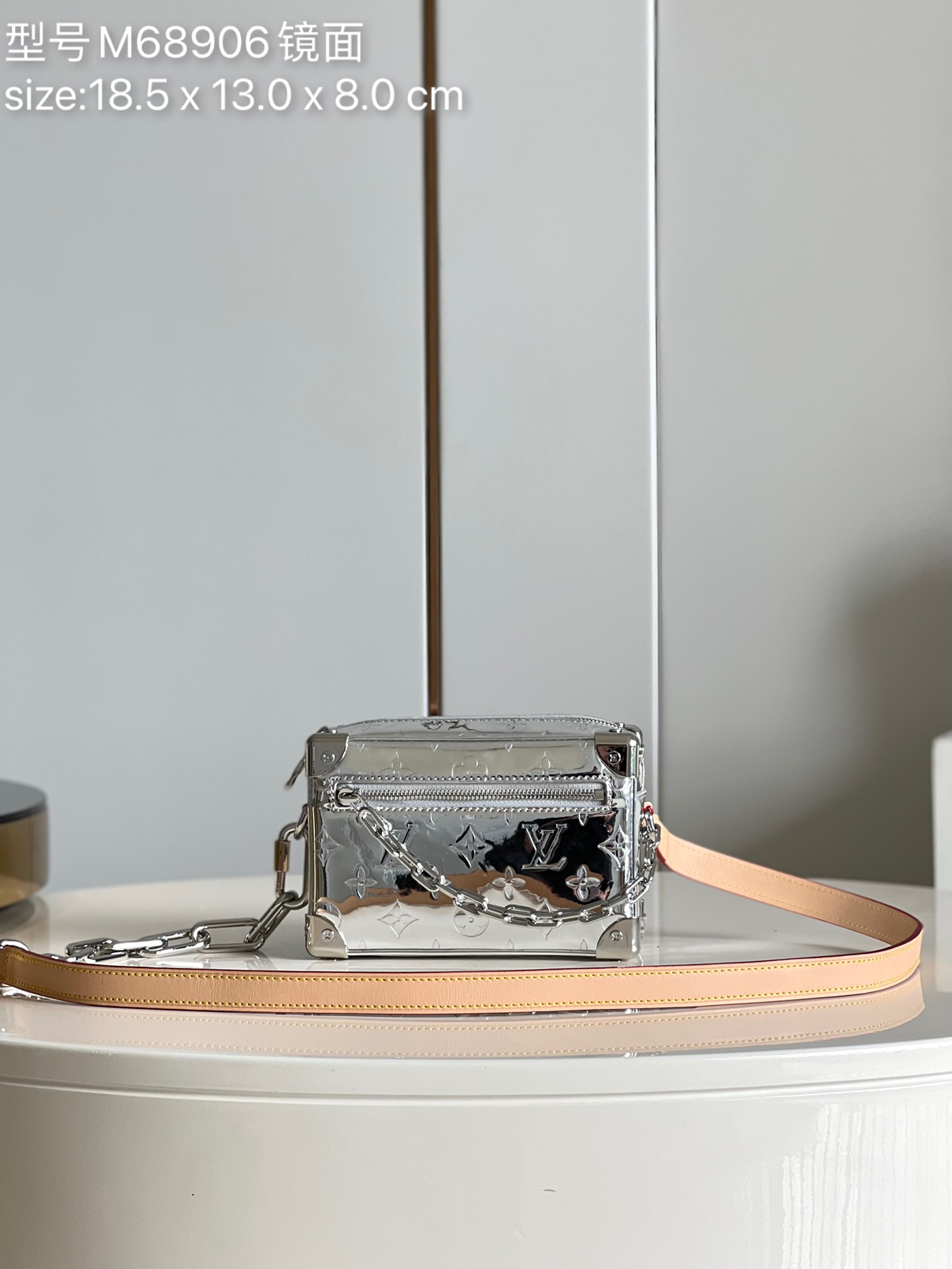 NO:398046,【Super boutique M68906 mirror】Impressive Monogram print with contrasting resin chain straps, men's art director Virgil Abloh gives this Mini Soft Trunk handbag a classic look to Louis Vuitton. This box-shaped handbag has clear edges and metal corners, vividly reflecting Louis Vuitton's box making tradition. The gold chain connected to the zipper exudes a modern atmosphere. Detailed features 18.5 x 13.0 x 8.0 cm (Length x Height x Width) z.750,LV [Original Leather],louis vuitton,louis vuitton19860909【超精品M68906镜面】标志性Monogram印花搭配对比色树脂链带,男装艺术总监Virgil Abloh为这款Mini Soft Trunk手袋赋予路易威登经典外观.此款箱形手袋棱角分明,金属包角,生动体现路易威登的制箱传统.与拉链相连的金色链条散发现代气息.详细特征18.5 x 13.0 x 8.0 cm (长 x 高 x 宽) z.750,LV【原厂皮】,louis vuitton,louis vuitton,Bag