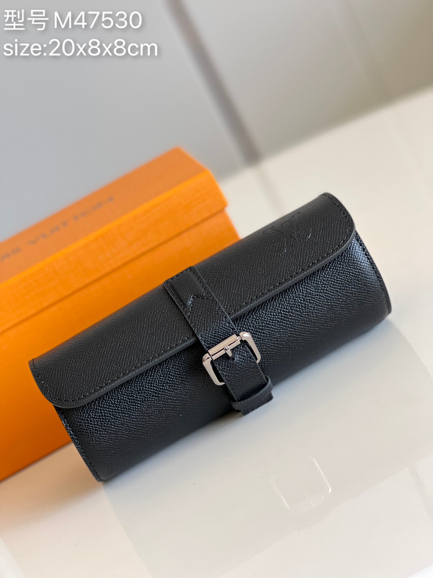 NO:398049,【Exclusive real photo M47530 cross pattern】This watch cylinder box is made of natural cowhide strap and silver metal buckle- can accommodate 3 men or 4 women's watches. Size 20x8x8cm z.,LV【Original leather】,louis vuitton,cowhide19860909【独家实拍M47530十字纹】 这款手表圆筒盒子以天然牛皮包带与银色金属搭扣- 可容纳3只男士或4只女士腕表 尺寸20x8x8cm z.,LV【原厂皮】,louis vuitton,cowhide,Bag