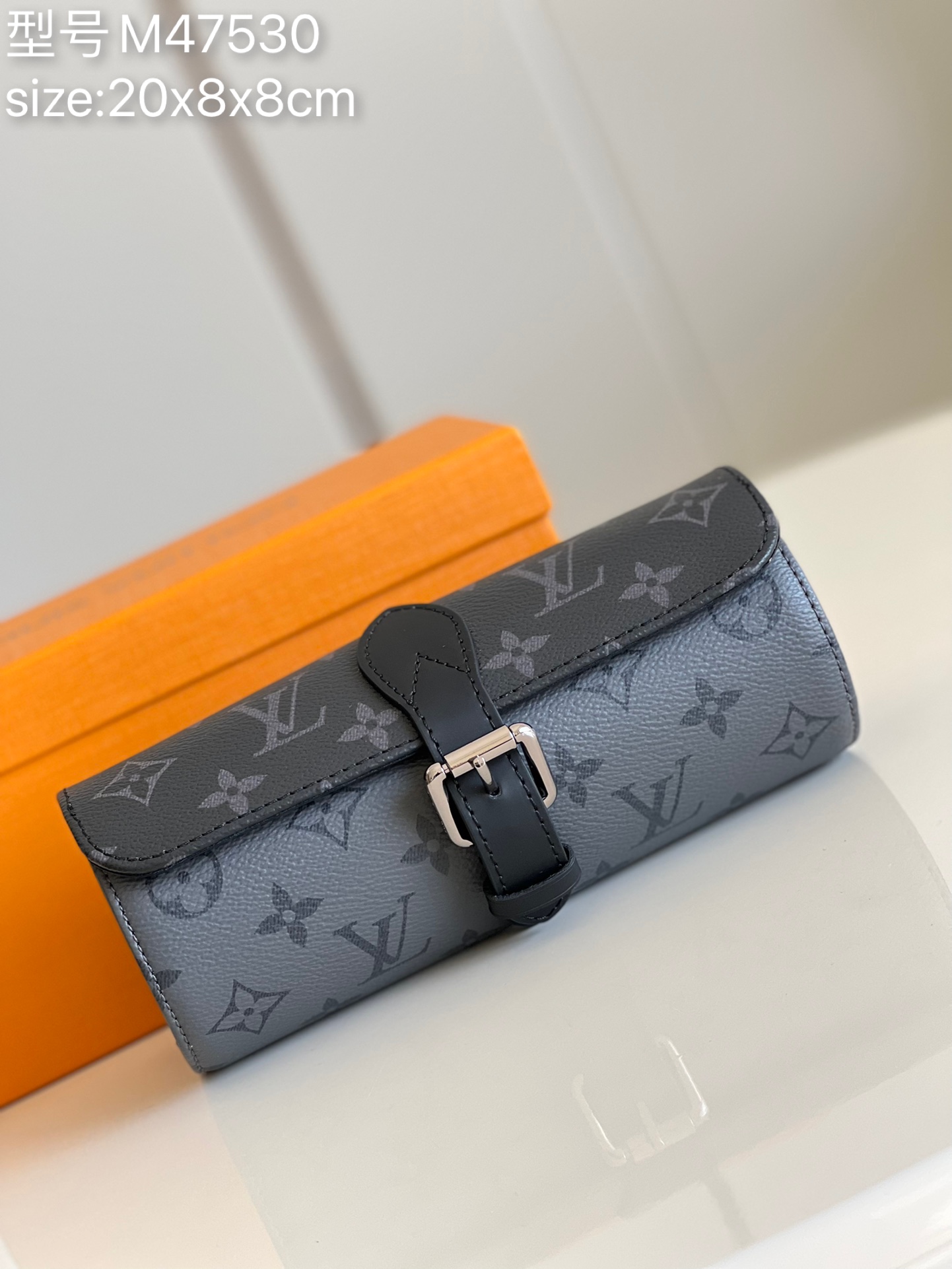 NO:398052,【Exclusive real photo M47530 color block】This watch cylinder box is made of natural cowhide strap and silver metal buckle- can accommodate 3 men or 4 women's watches. Size 20x8x8cm z.,LV【Original leather】,louis vuitton,cowhide19860909【独家实拍M47530拼色】 这款手表圆筒盒子以天然牛皮包带与银色金属搭扣- 可容纳3只男士或4只女士腕表 尺寸20x8x8cm z.,LV【原厂皮】,louis vuitton,cowhide,Bag