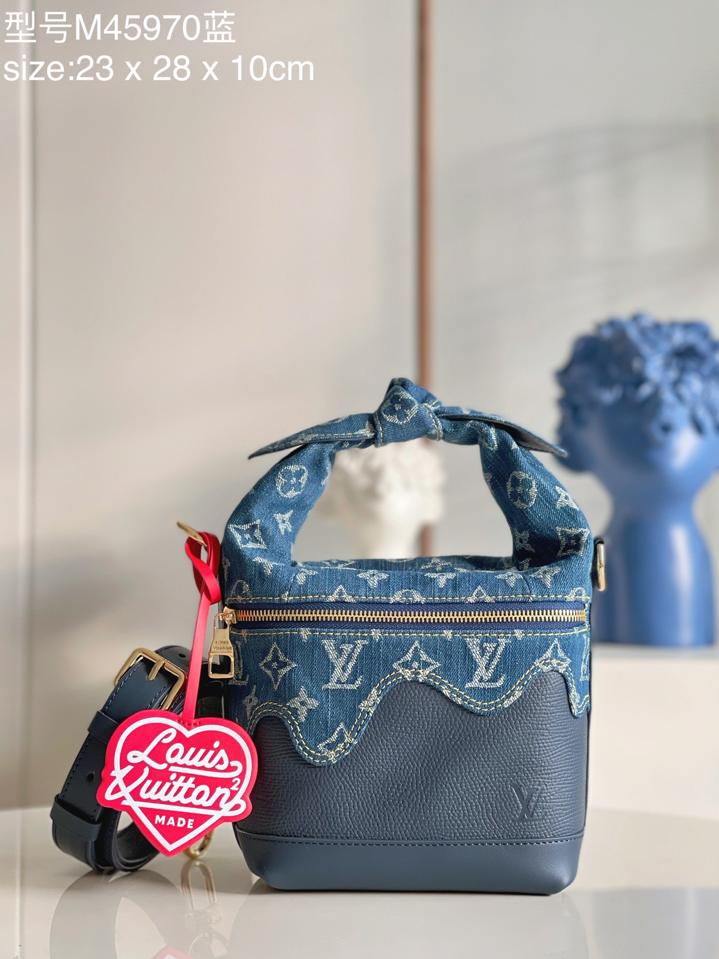 NO:398102,【Exclusive real shot of M45970 denim blue】 Streetwear designer Nigo creates Japanese Cruiser handbags for the early spring capsule series, showing the unique style of Monogram Drip design. Monogram denim and delicate Taurillon cowhide are wavy, paired with kimono-style knotted handles. Compact configuration can easily store daily needs, providing a trendy choice for urban travel. Detailed features 23 x 28 x 10 cm x. 780,LV [original leather],louis vuitton,cowhide19860909【独家实拍M45970牛仔蓝】街头服饰设计师 Nigo 为 早春胶囊系列打造 Japanese Cruiser 手袋,展现 Monogram Drip 设计的别样风范.Monogram 丹宁布与细腻 Taurillon 牛皮革共筑波浪观感,搭配和服式绳结手柄.紧凑构型可轻松收纳日常所需,为都市出行提供潮流之选. 详细特征23 x 28 x 10 厘米 x. 780,LV【原厂皮】,louis vuitton,cowhide,Bag