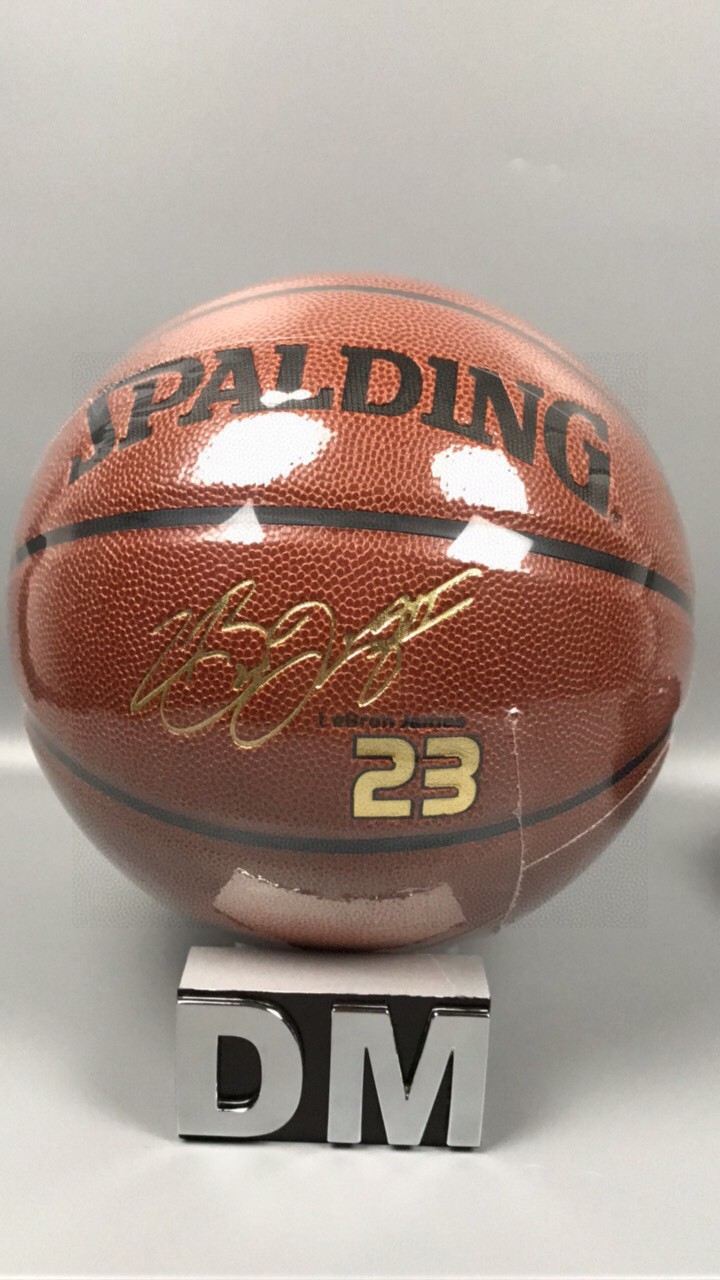 安福自取85
Spalding/斯伯丁7号男子篮球 NBA球星联名款
品名:NBA比赛用球
系列:经典系列 
规格:7号（标准球 ）
场地:适合室内室外
—————————
另售：
配件套:球袋，网兜，2球针，气筒，加10元 。
————————
斯伯丁单肩球包，另加30元

配件不要的话，有送2个球针1个网兜。