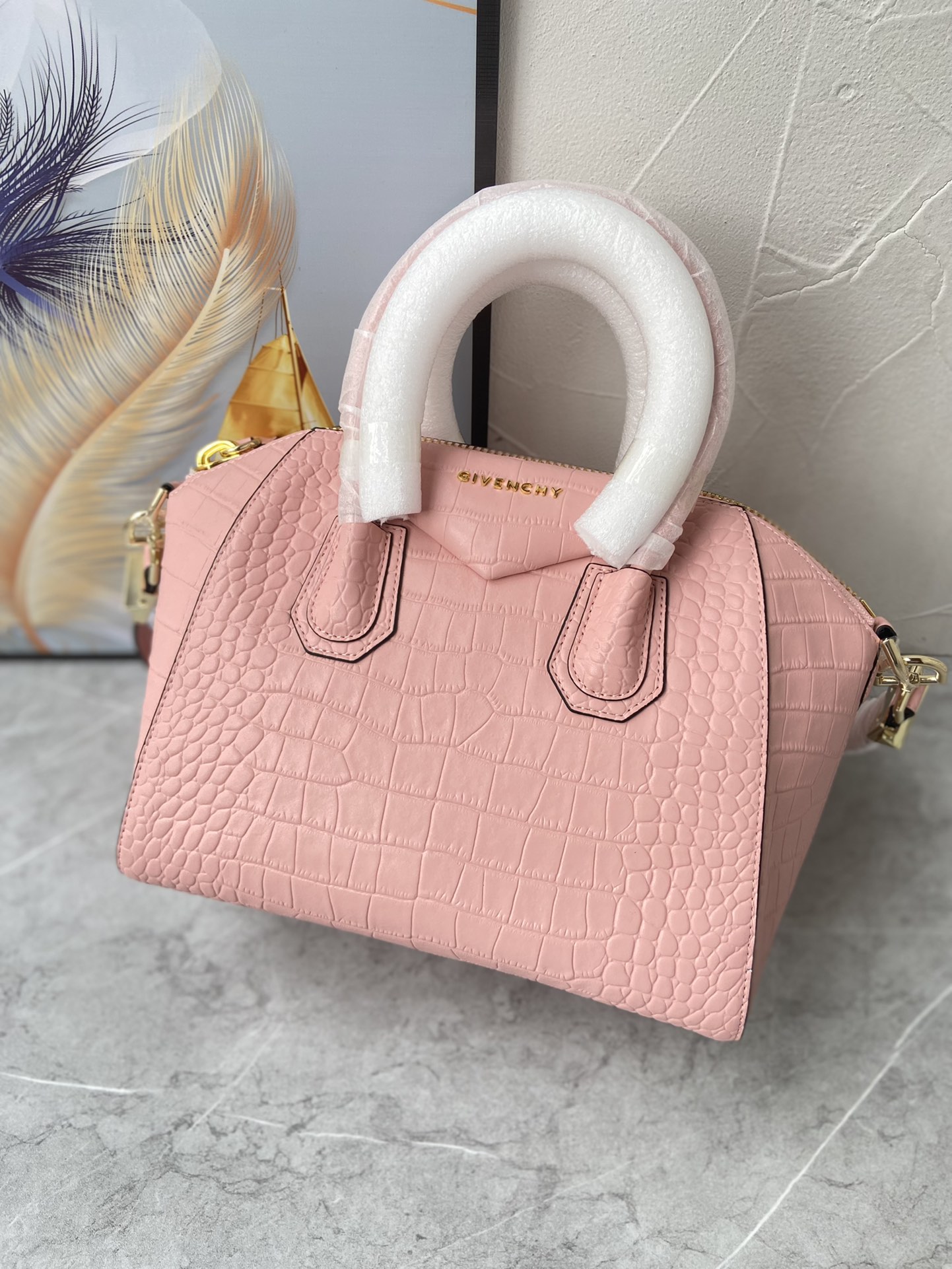 Givenchy纪梵希新品经典款Antigonatote牛皮鳄鱼纹系列浅金扣时尚百搭快来种草尺寸小号28