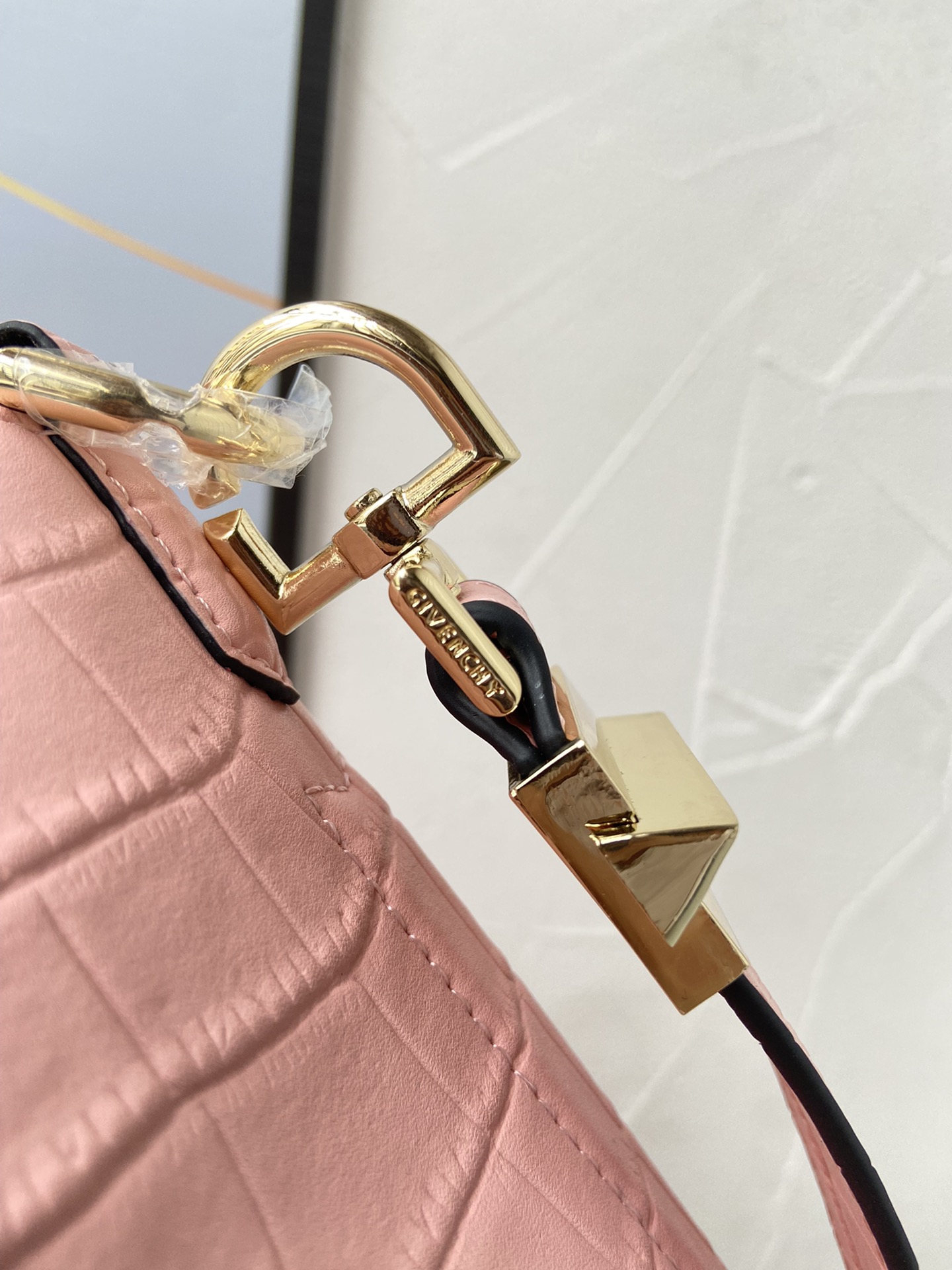 Givenchy纪梵希新品经典款Antigonatote牛皮鳄鱼纹系列浅金扣时尚百搭快来种草尺寸小号28