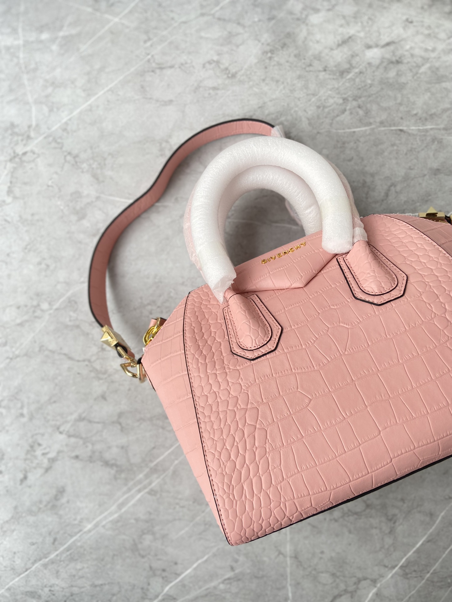 Givenchy纪梵希新品经典款Antigonatote牛皮鳄鱼纹系列浅金扣时尚百搭快来种草尺寸小号28