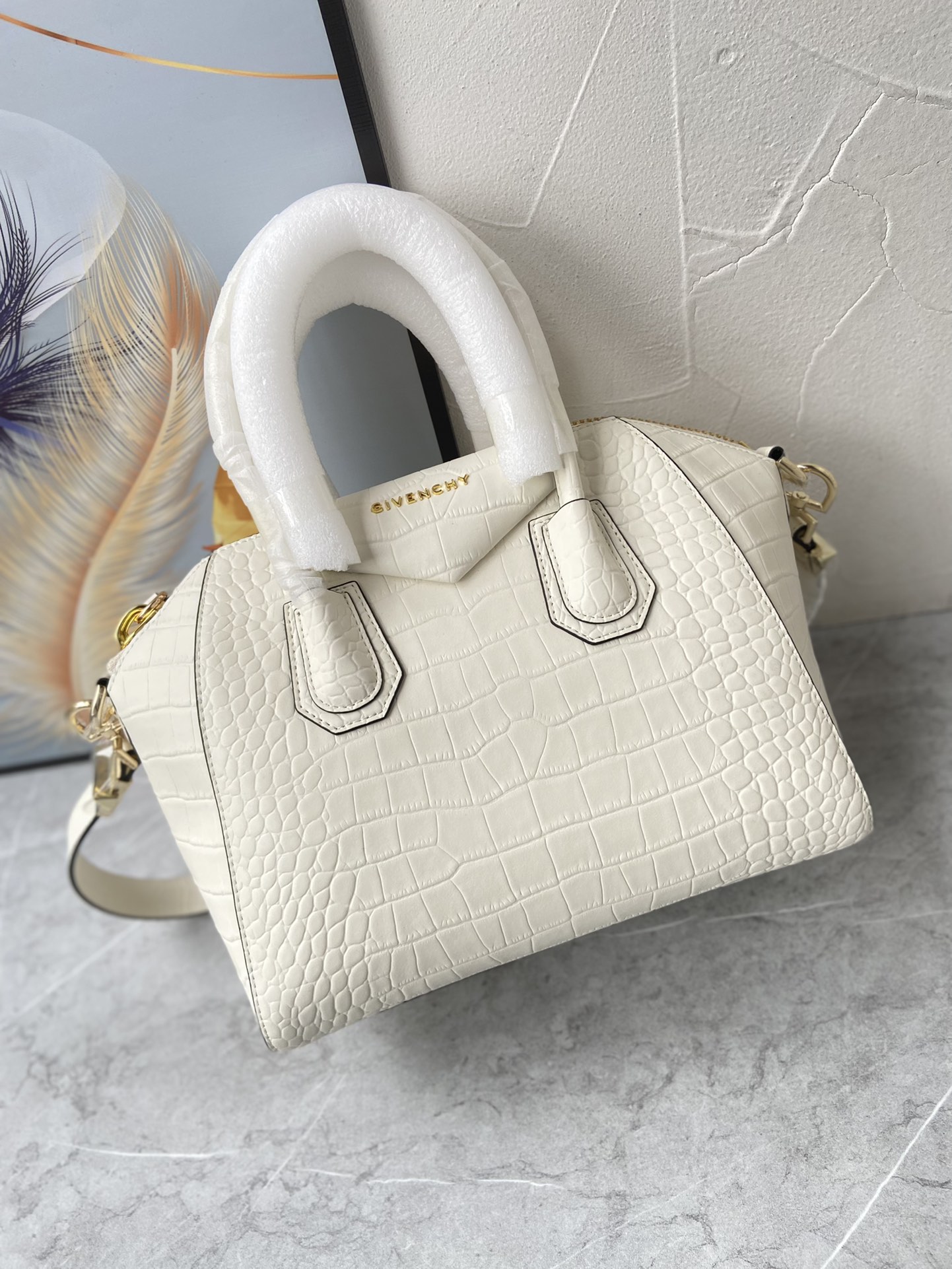 Givenchy纪梵希新品经典款Antigonatote牛皮鳄鱼纹系列浅金扣时尚百搭快来种草尺寸小号28