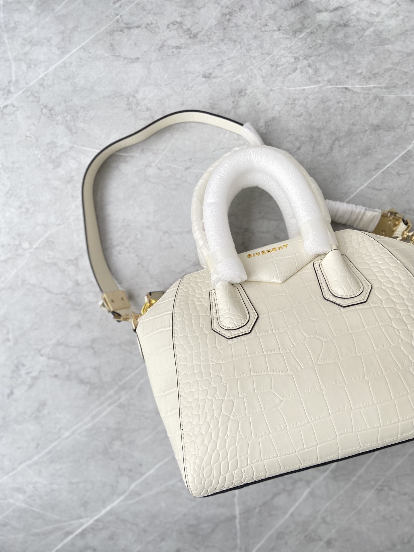 Givenchy纪梵希新品经典款Antigonatote牛皮鳄鱼纹系列浅金扣时尚百搭快来种草尺寸小号28