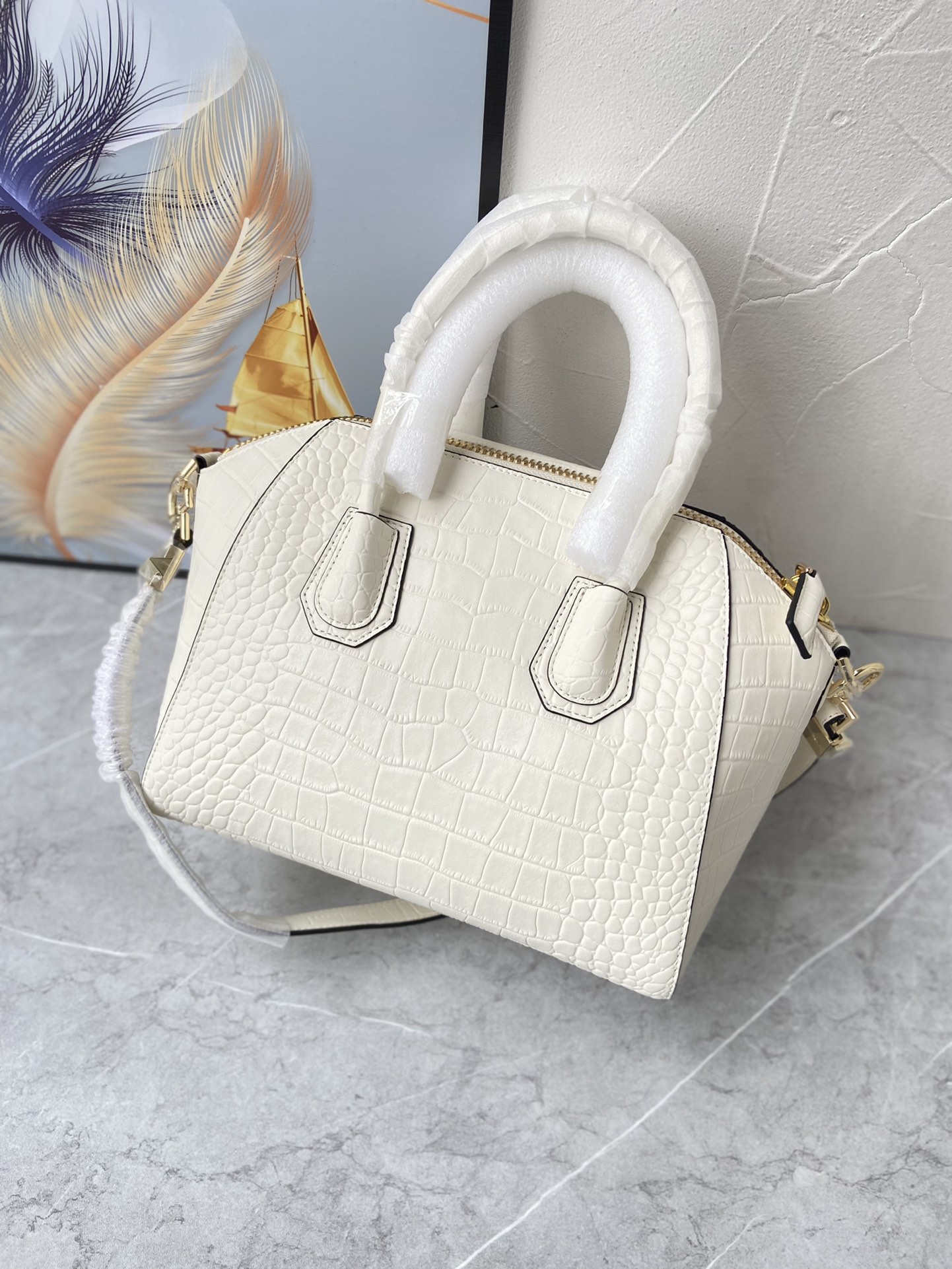 Givenchy纪梵希新品经典款Antigonatote牛皮鳄鱼纹系列浅金扣时尚百搭快来种草尺寸小号28