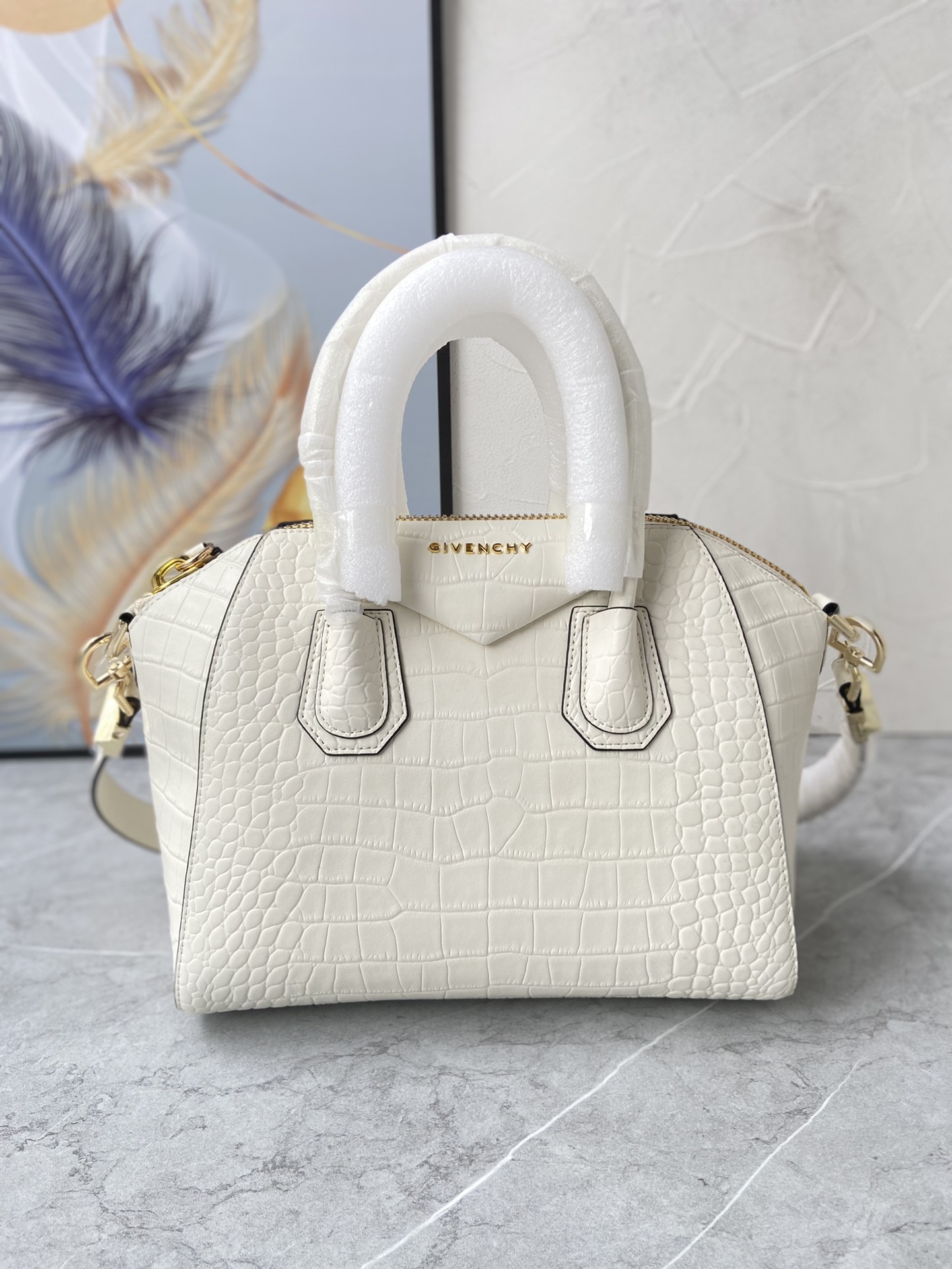 Givenchy纪梵希新品经典款Antigonatote牛皮鳄鱼纹系列浅金扣时尚百搭快来种草尺寸小号28
