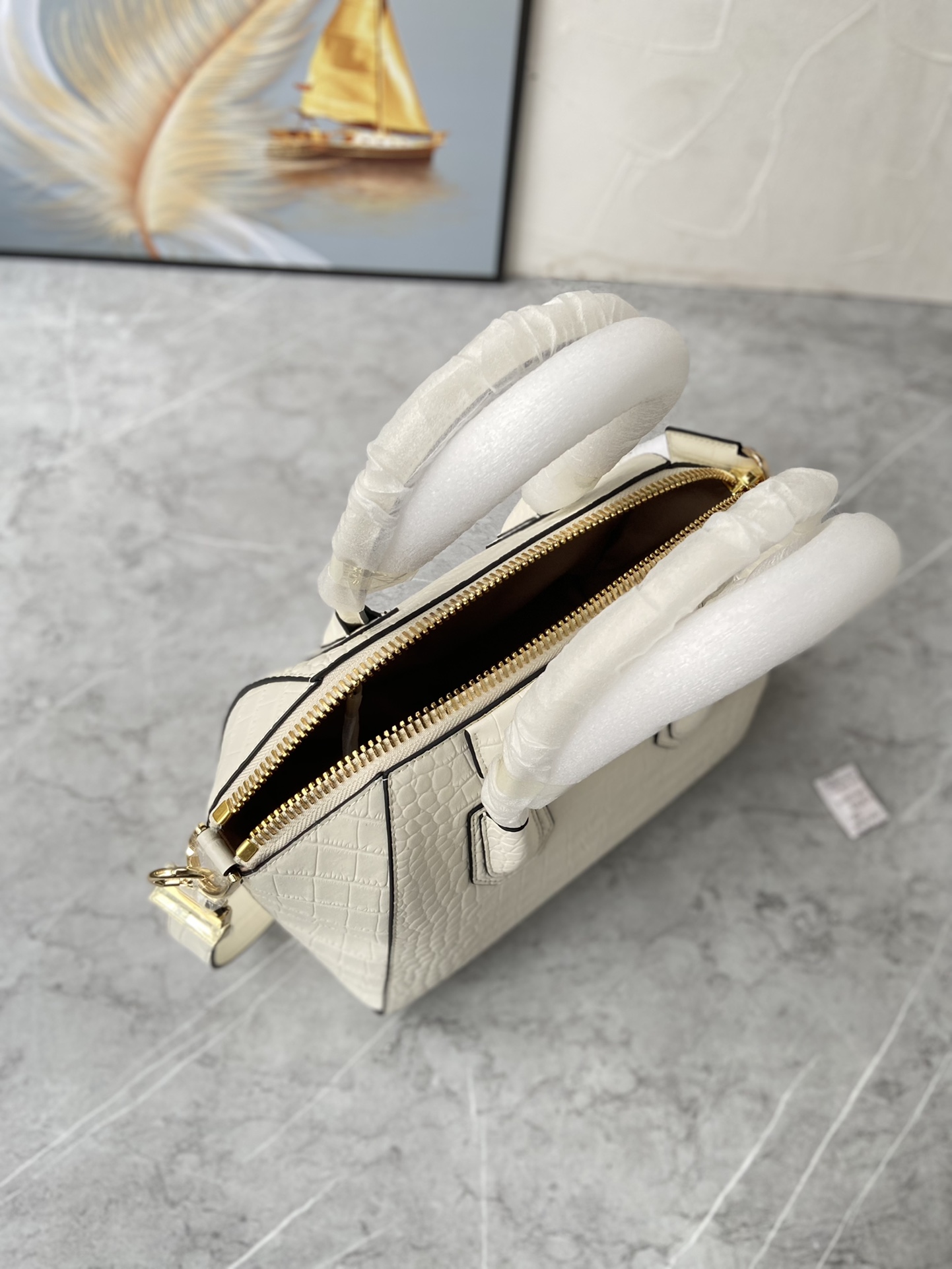 Givenchy纪梵希新品经典款Antigonatote牛皮鳄鱼纹系列浅金扣时尚百搭快来种草尺寸小号28