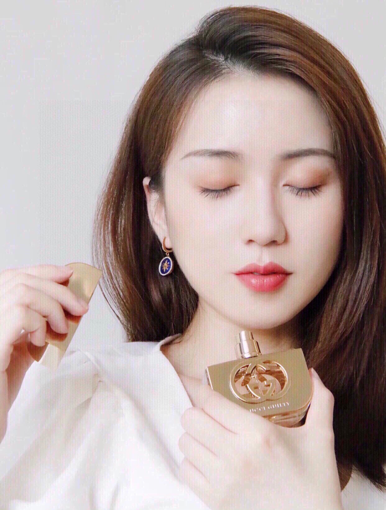 P F 1 00🔻专柜版🔺
💬ED T /75M L
G ucci/古 琦 古 驰Guilty古 驰罪爱女士淡香 水

简介：
G ucci Guilty古 驰罪爱女士淡香 水是Gucci创作总监Frida Giannini 的最新作品。在这款最新的女性香氛中，她发掘了最能代表挑战与叛逆的气息。使用G ucci Guilty的女性总是不断向前迈进而且活得充满意义。无论工作或是玩乐，她都勇于冒险。

香调：香 調東方花香調 [鼓掌]
前调：粉紅胡椒 
中调：紫丁香、天竺葵、桃香
後调：廣藿香、琥珀