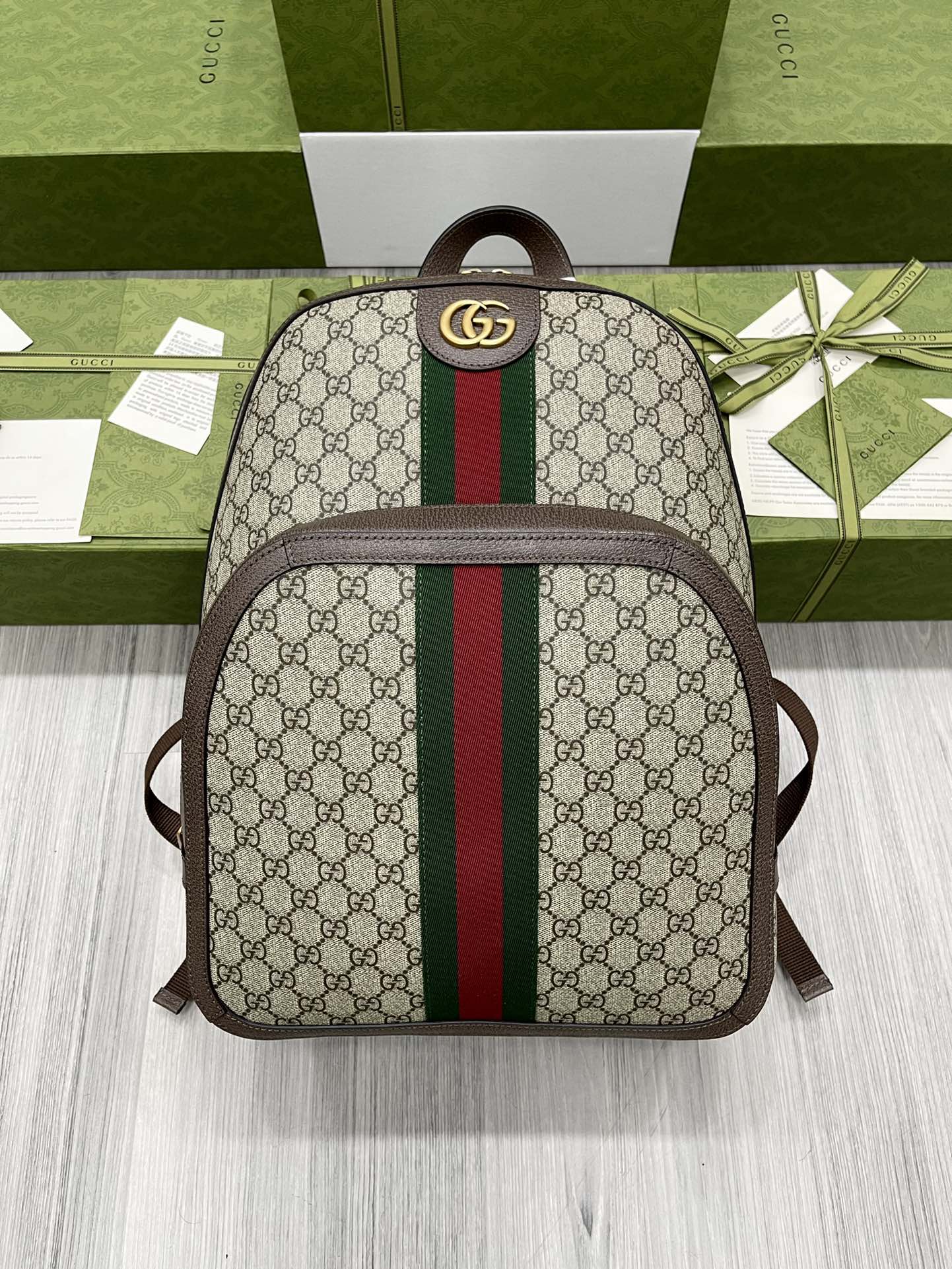 Рюкзак GUCCI Ophidia с отделкой из текстурированной кожи, красно-зелёной лентой и фурнитурой с двойной G