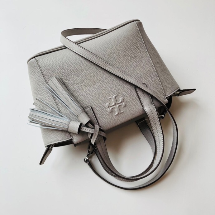 Tory Burch ～款号2021165 最新款 袋口有拉链的 大小非常适合集美们 配上流苏非常俏皮可爱
