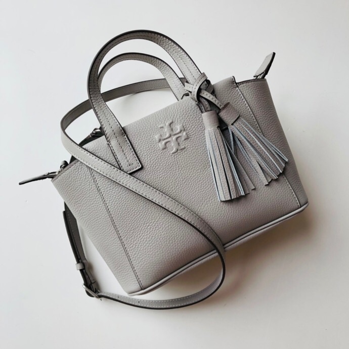 Tory Burch ～款号2021165 最新款 袋口有拉链的 大小非常适合集美们 配上流苏非常俏皮可爱