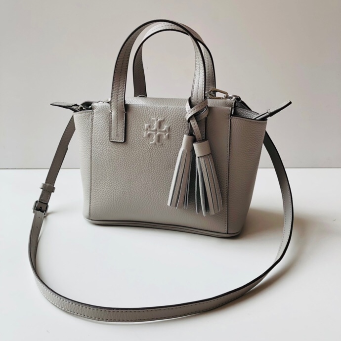 Tory Burch ～款号2021165 最新款 袋口有拉链的 大小非常适合集美们 配上流苏非常俏皮可爱