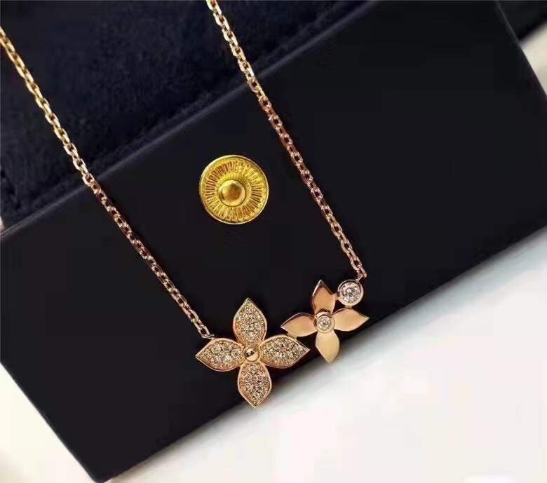 NO:360946,LV home double flower necklace S925 silver thick gold electroplating, super positive champagne gold, Lv necklace, louis vuitton, necklace19860909LV家双花项链 S925银厚金电镀,颜色超正香槟金,Lv项链,louis vuitton,necklace,Jewelry