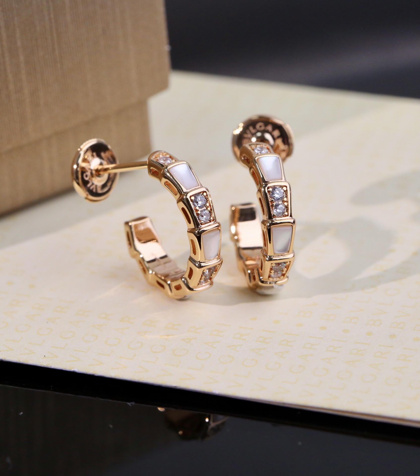 Exquisite V Gold Earrings with Natural Bees and Embroidery: Stunning and Unique Design. - 图片 5