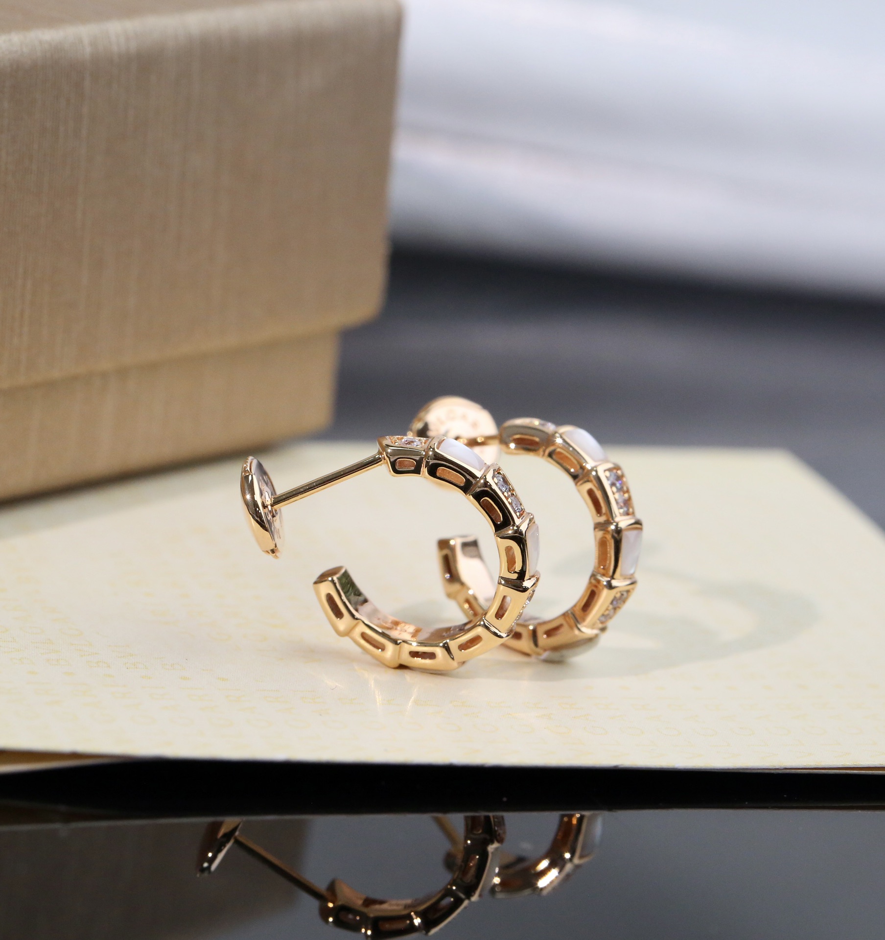 Exquisite V Gold Earrings with Natural Bees and Embroidery: Stunning and Unique Design. - 图片 3