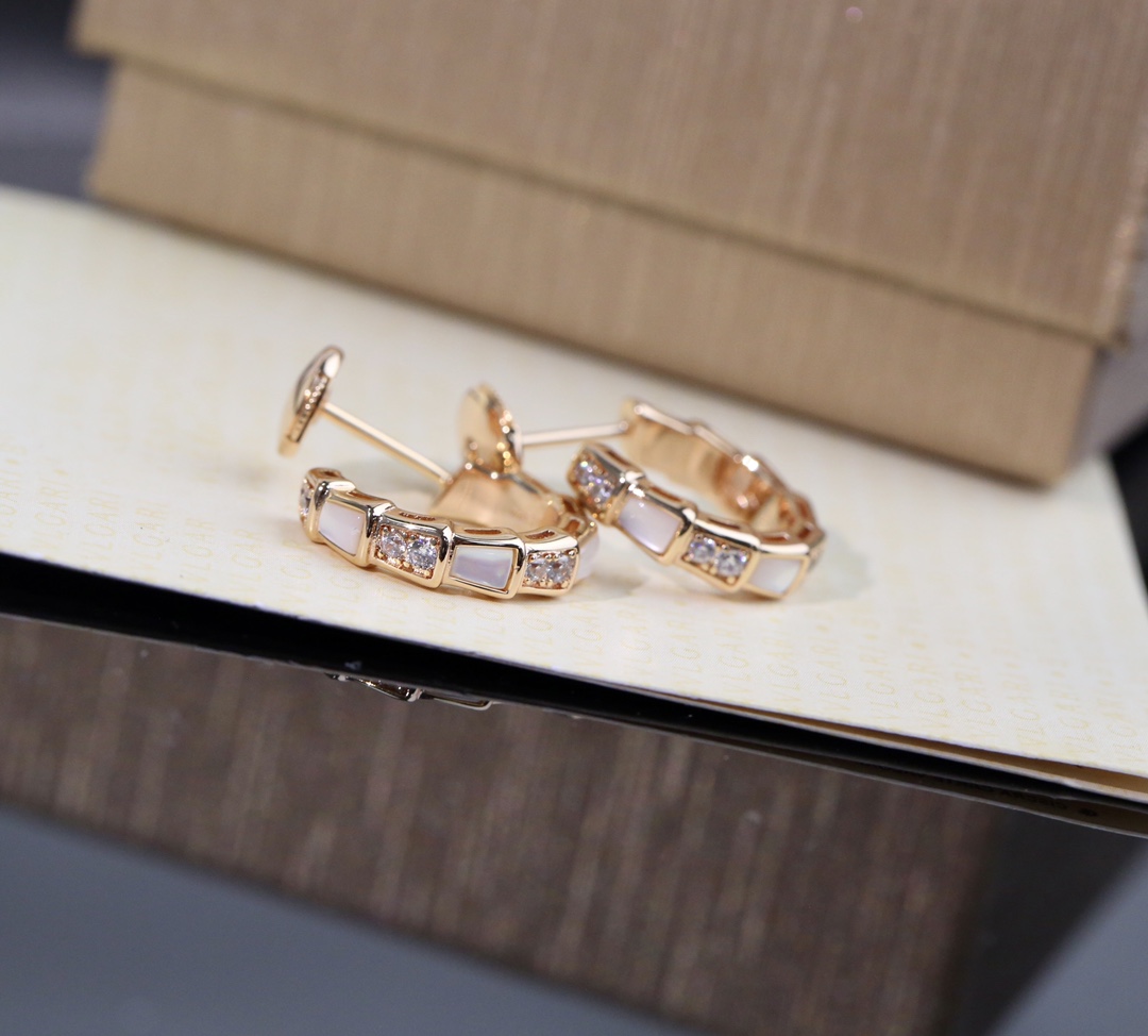 Exquisite V Gold Earrings with Natural Bees and Embroidery: Stunning and Unique Design. - 图片 8