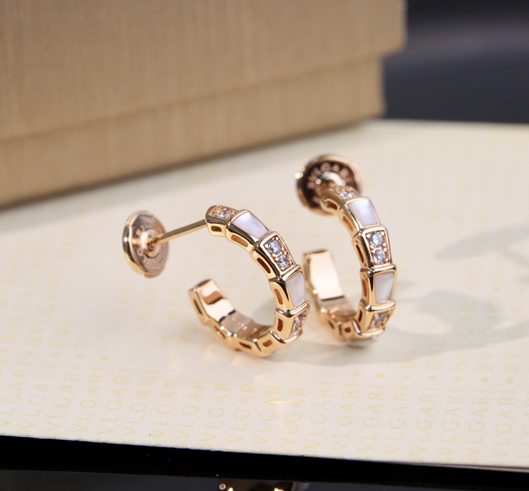 Exquisite V Gold Earrings with Natural Bees and Embroidery: Stunning and Unique Design. - 图片 4