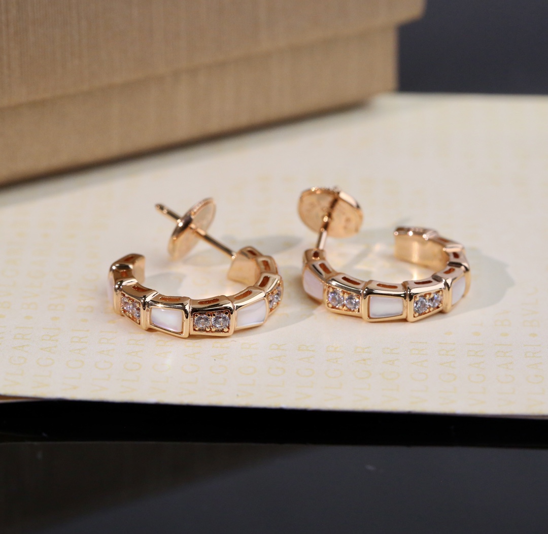 Exquisite V Gold Earrings with Natural Bees and Embroidery: Stunning and Unique Design. - 图片 1