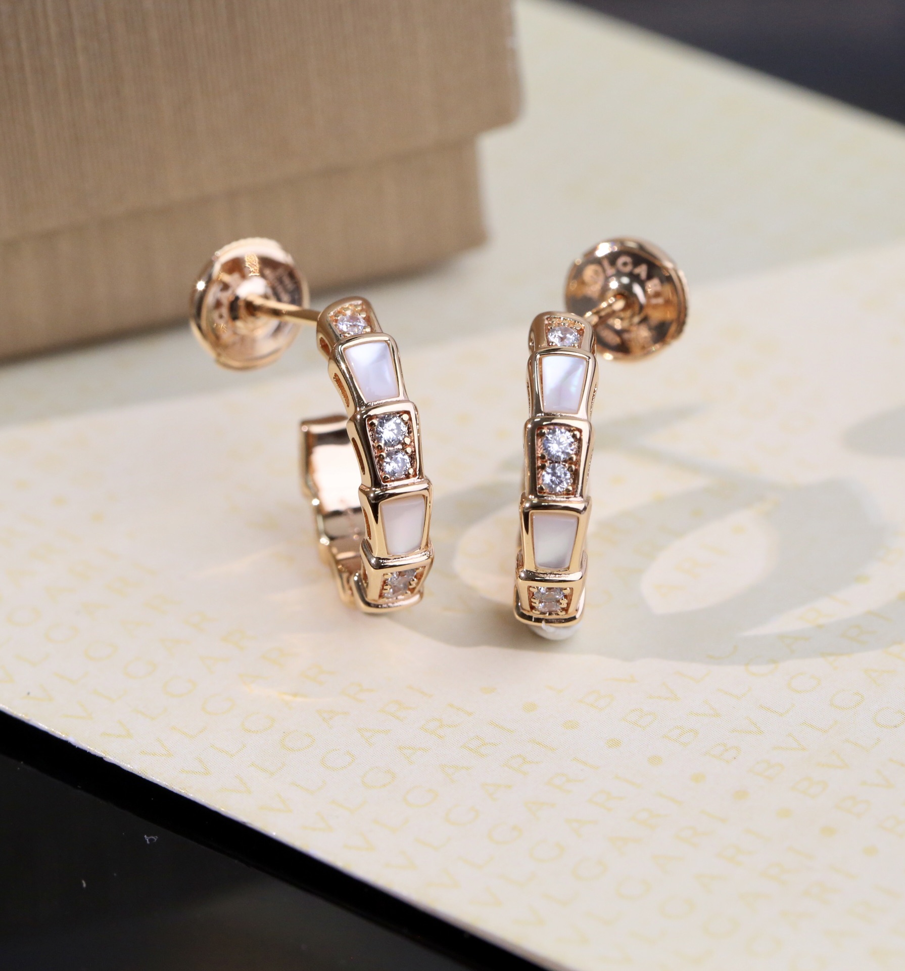 Exquisite V Gold Earrings with Natural Bees and Embroidery: Stunning and Unique Design. - 图片 7