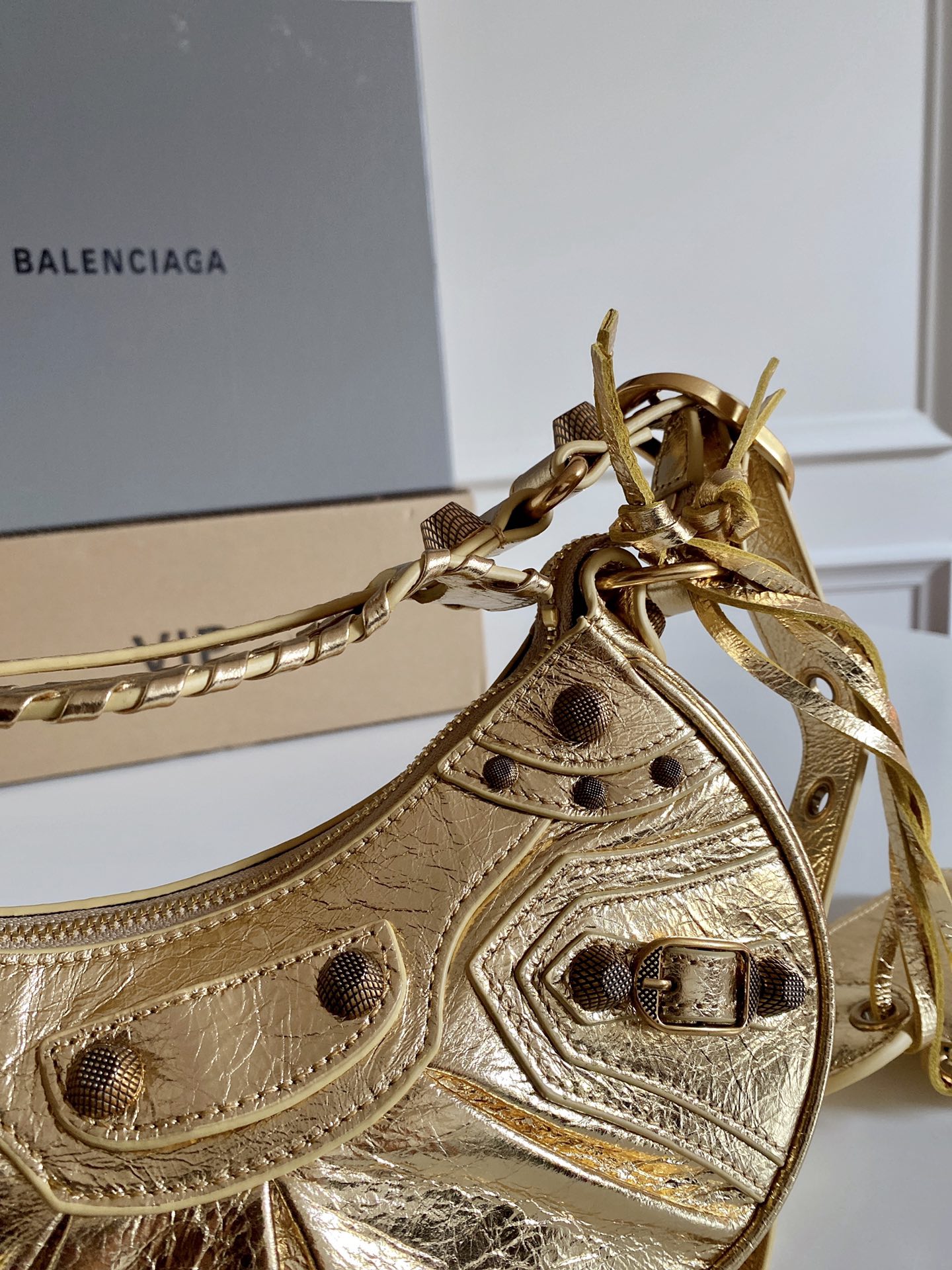 Balenciaga Le Cagole Dumpling Bag with Woven Shoulder Belts and Leather Card Wraps - 图片 5