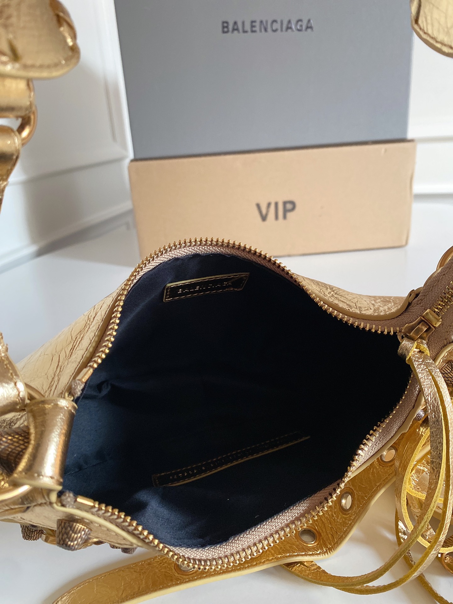 Balenciaga Le Cagole Dumpling Bag with Woven Shoulder Belts and Leather Card Wraps - 图片 8