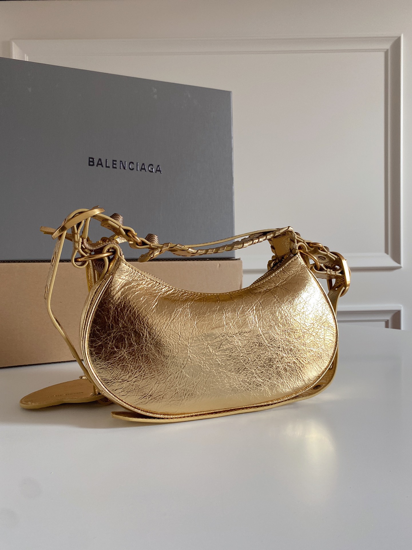 Balenciaga Le Cagole Dumpling Bag with Woven Shoulder Belts and Leather Card Wraps - 图片 3
