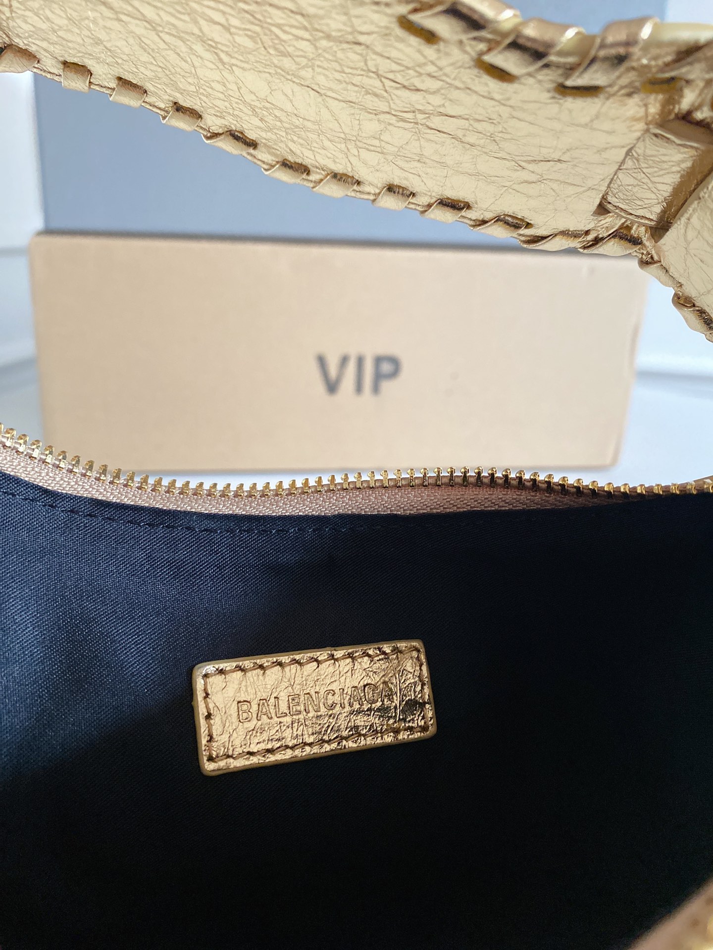 Balenciaga Le Cagole Dumpling Bag with Woven Shoulder Belts and Leather Card Wraps - 图片 9