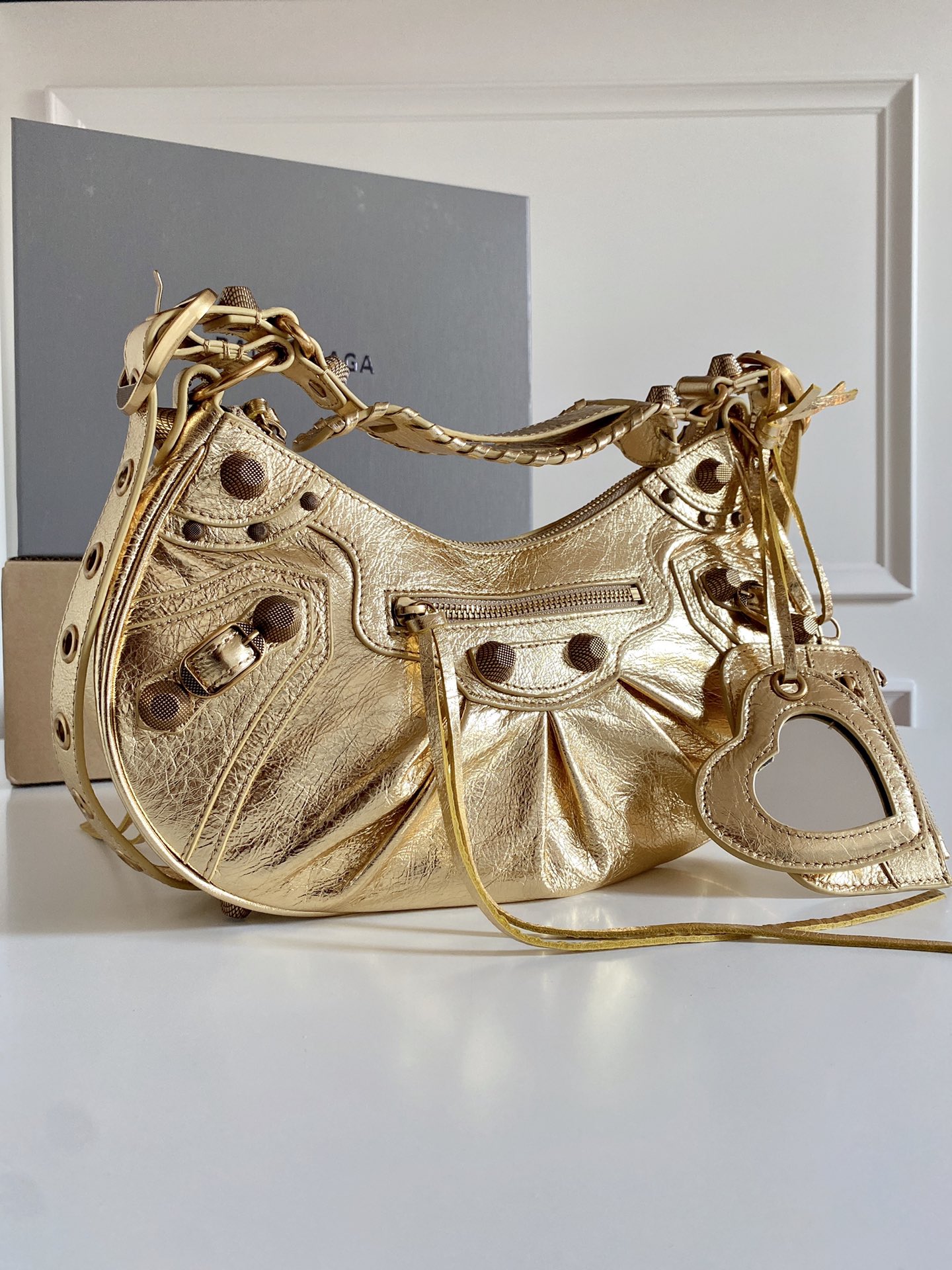 “Balenciaga Le Cagole Large Gold Bike Pack Review” - 图片 2