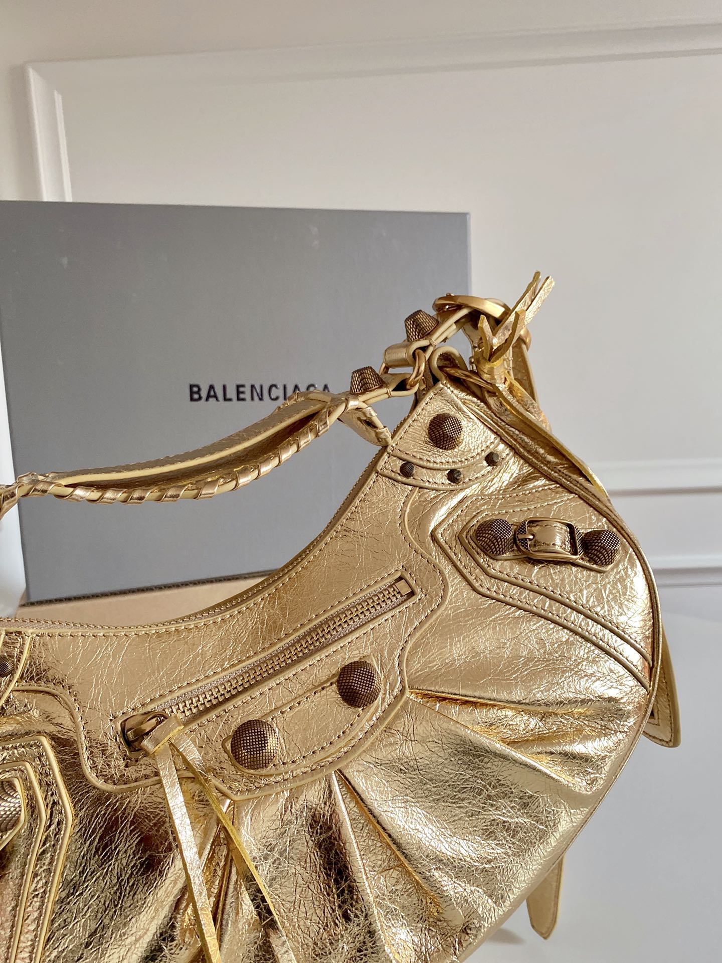 “Balenciaga Le Cagole Large Gold Bike Pack Review” - 图片 5