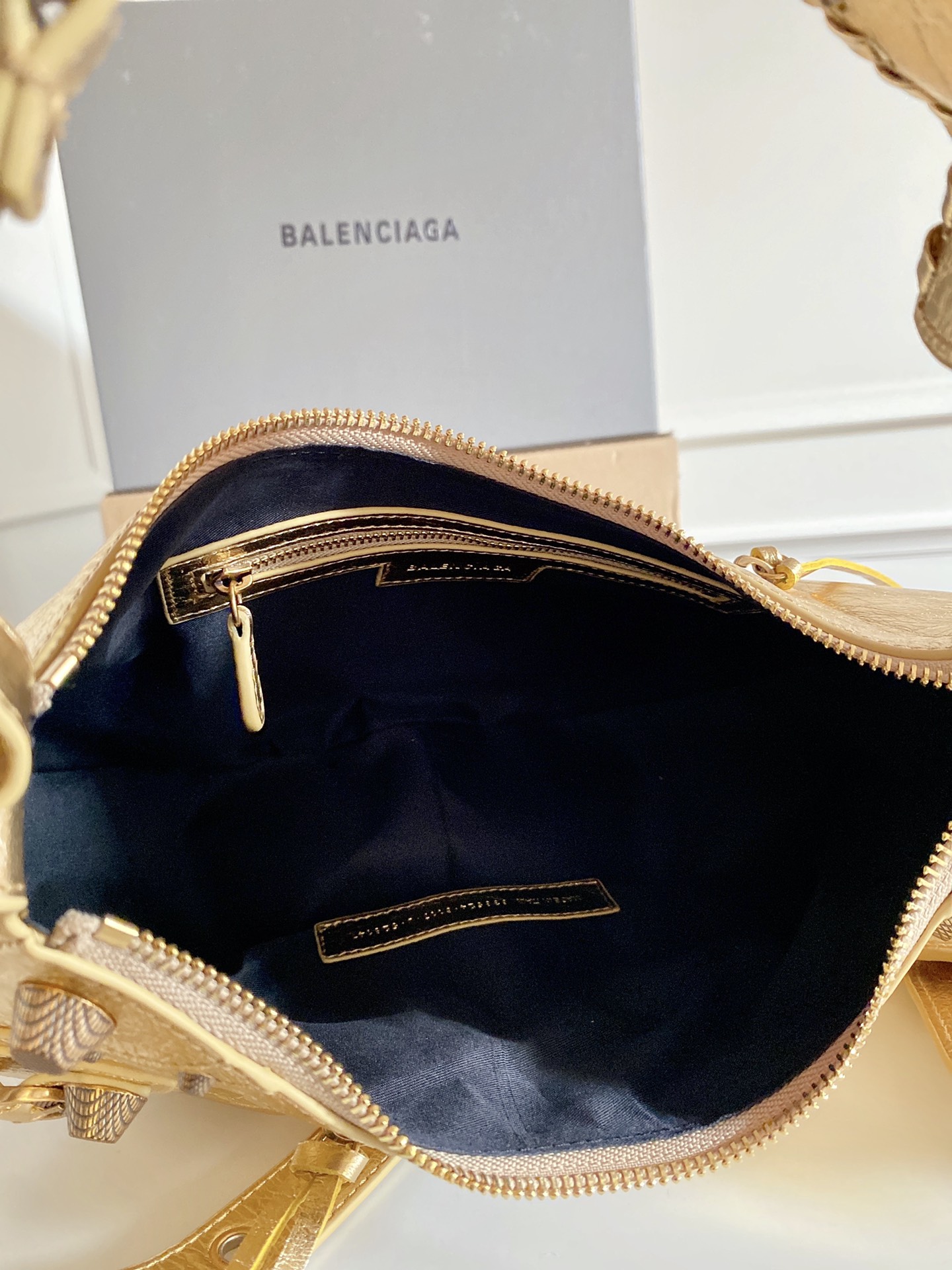 “Balenciaga Le Cagole Large Gold Bike Pack Review” - 图片 8