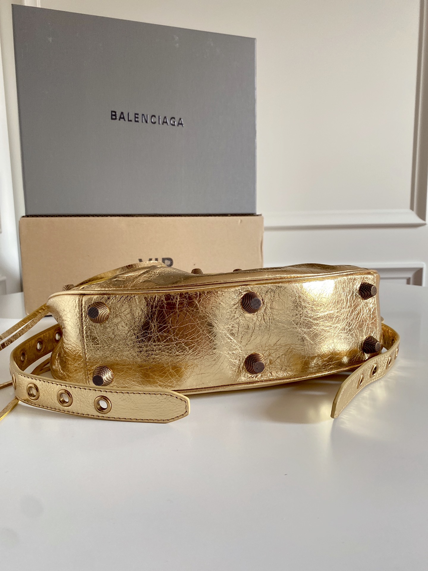 “Balenciaga Le Cagole Large Gold Bike Pack Review” - 图片 4