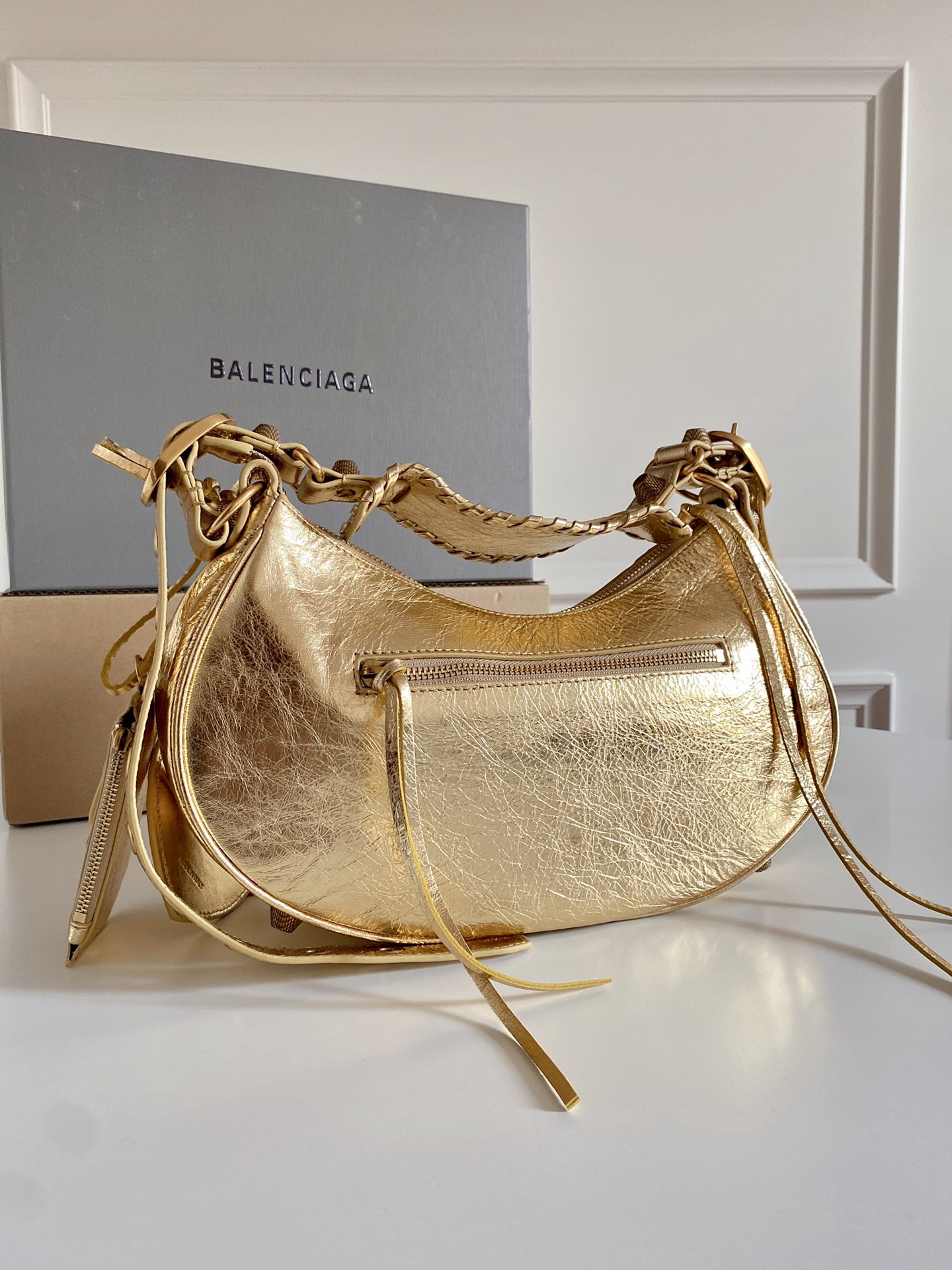 “Balenciaga Le Cagole Large Gold Bike Pack Review” - 图片 3