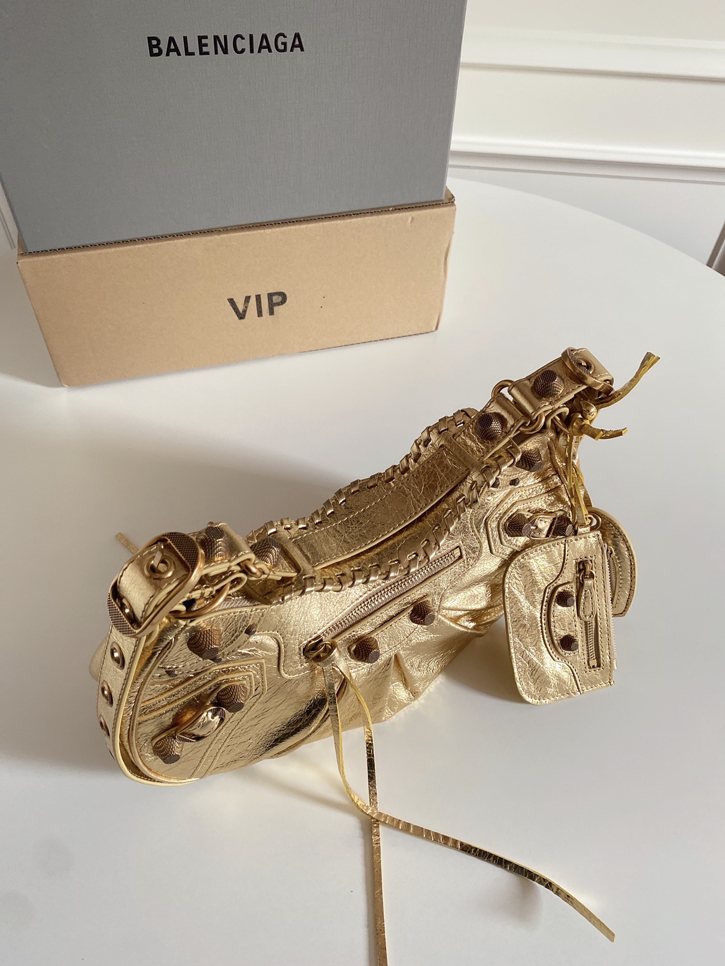“Balenciaga Le Cagole Large Gold Bike Pack Review” - 图片 7