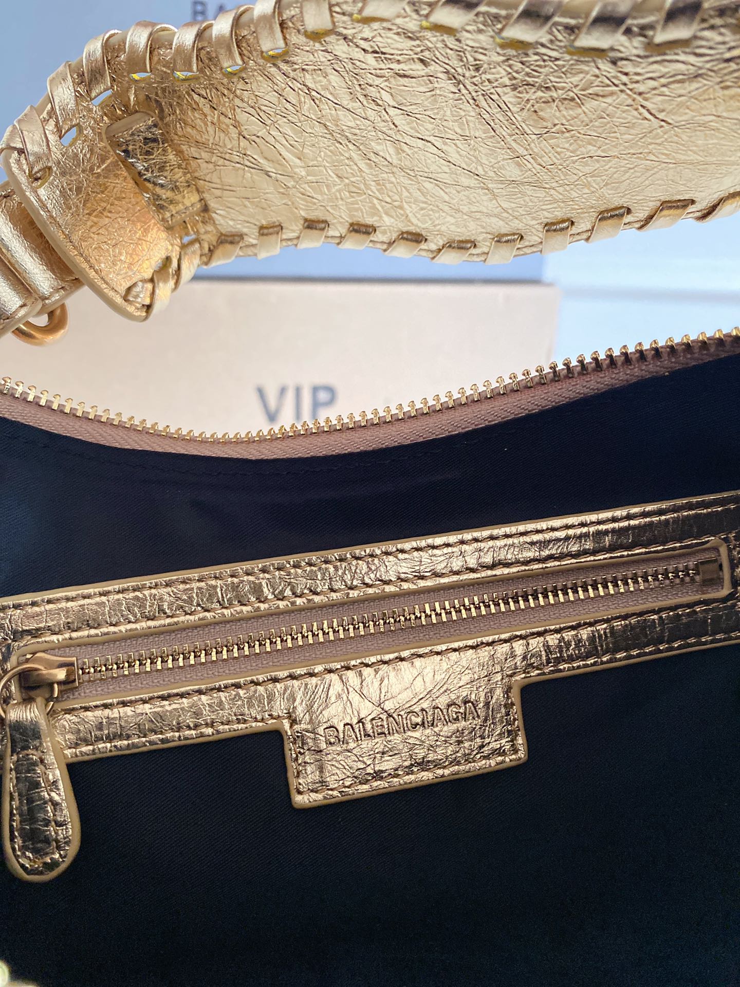“Balenciaga Le Cagole Large Gold Bike Pack Review” - 图片 9