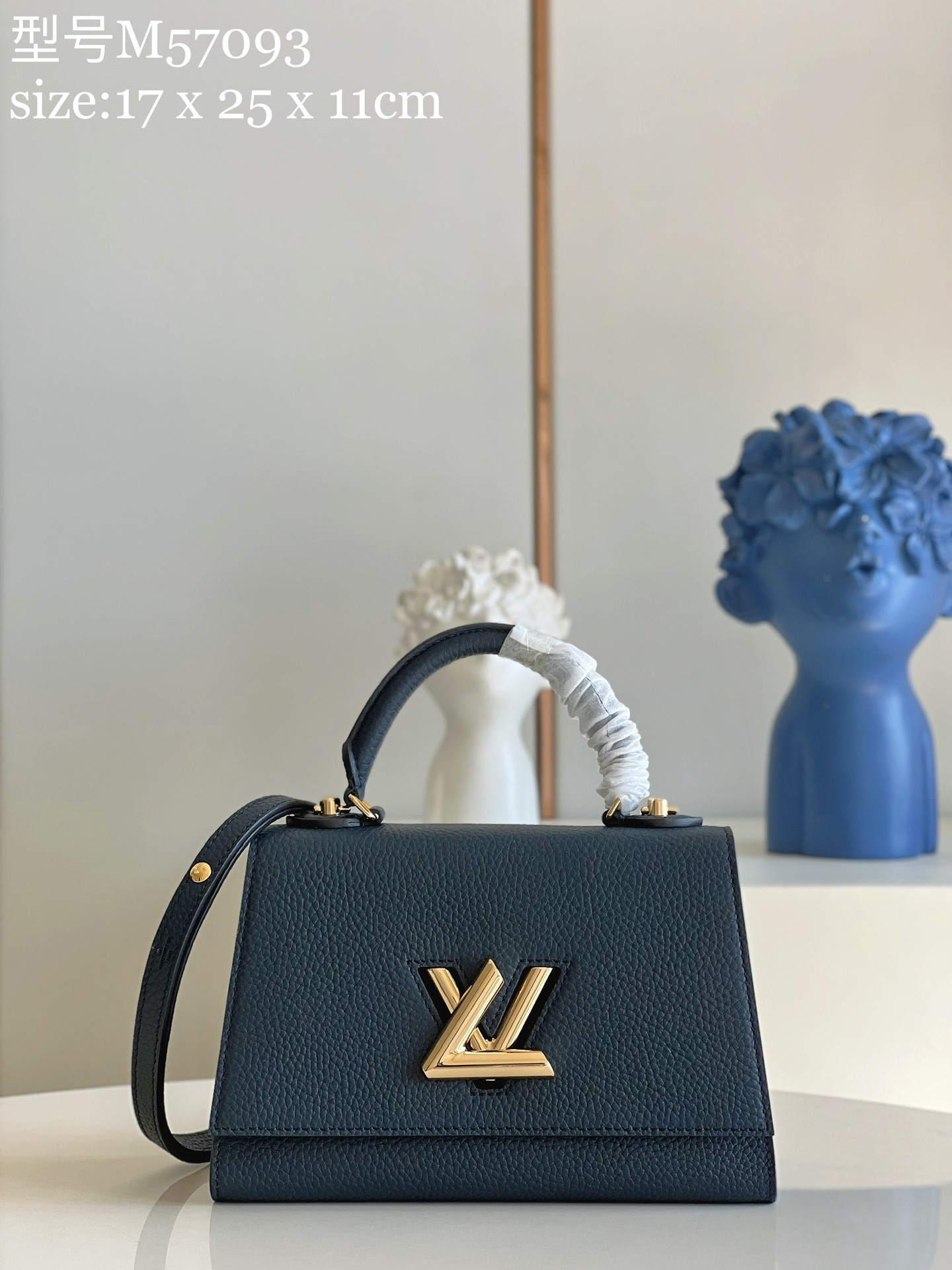 NO:398050,【Exclusive real-life M57093 Navy】 Launched the Twist One Handle handbag in winter, with a crisp configuration outlined in Taurillon leather, integrating the classic Twist twist lock that debuted in the Pochette Trapeze handbag for the first time this year. The top handle enables elegant handheld, and the removable shoulder strap is convenient for crossbody. Small size 17.0 x 25.0 x 11.0 cm Q.,LV [original leather],louis vuitton19860909【独家实拍M57093海军蓝】于 冬季推出 Twist One Handle 手袋,以 Taurillon 皮革勾勒挺括构型,融入 年初次亮相于 Pochette Trapeze 手袋的经典 Twist 扭锁.顶部手柄实现优雅手提,可拆卸肩带方便斜挎.小号尺寸17.0 x 25.0 x 11.0 厘米 Q.,LV【原厂皮】,louis vuitton,Bag